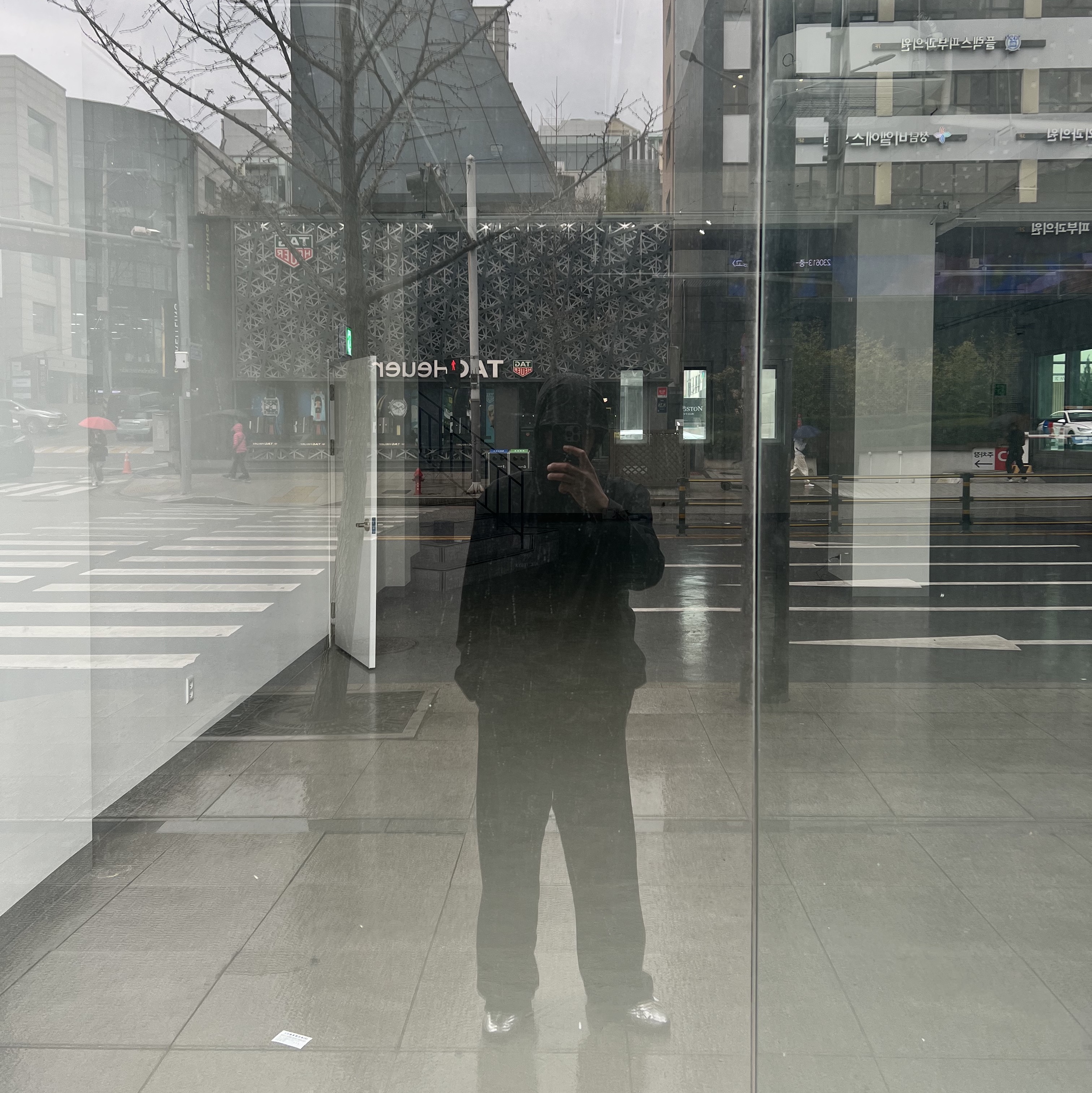 Arc'teryx Squamish Hoody Black, Adidas x Wales Bonner Samba Silver Metallic 착용 스타일