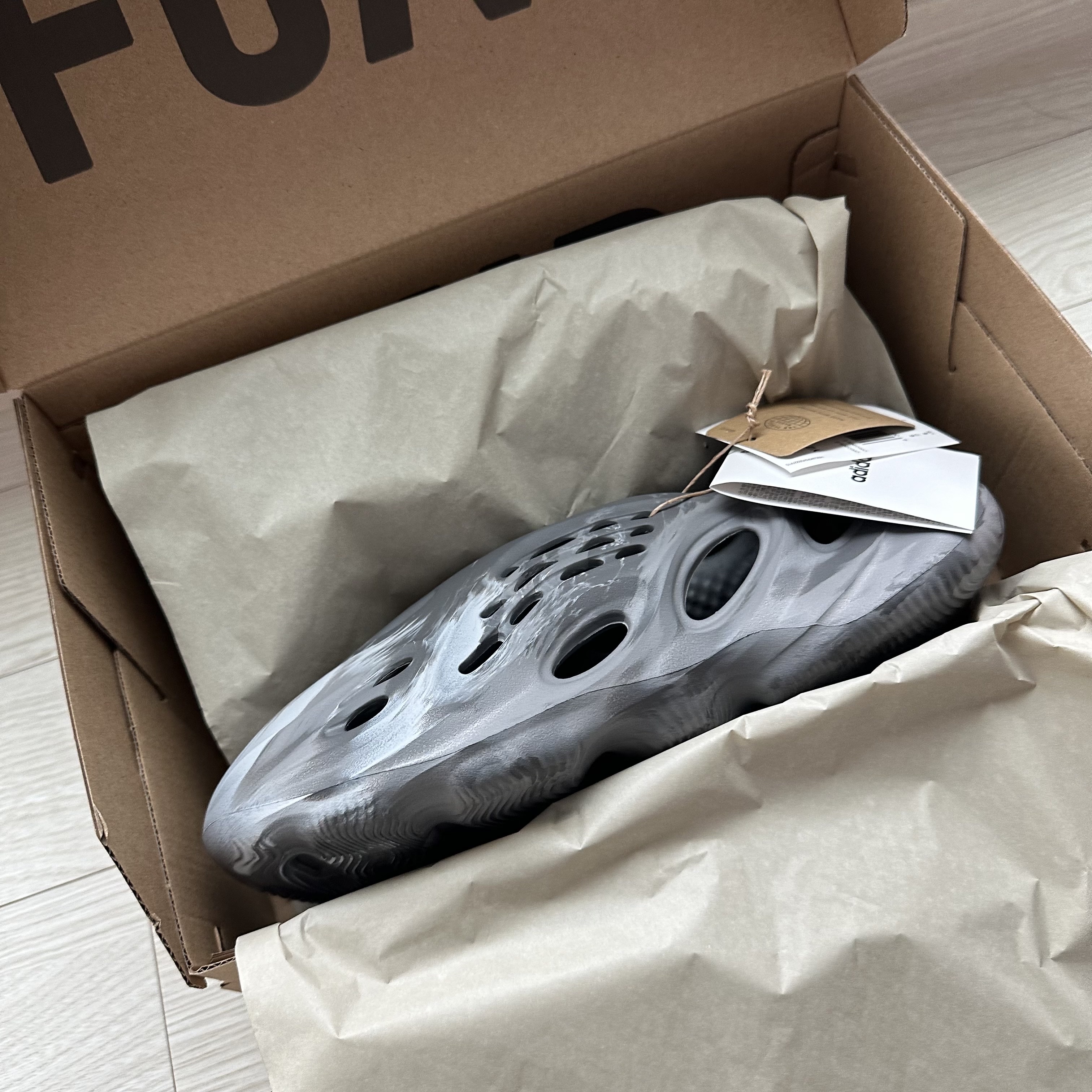 Adidas Yeezy Foam RNNR MX Granite 착용 스타일