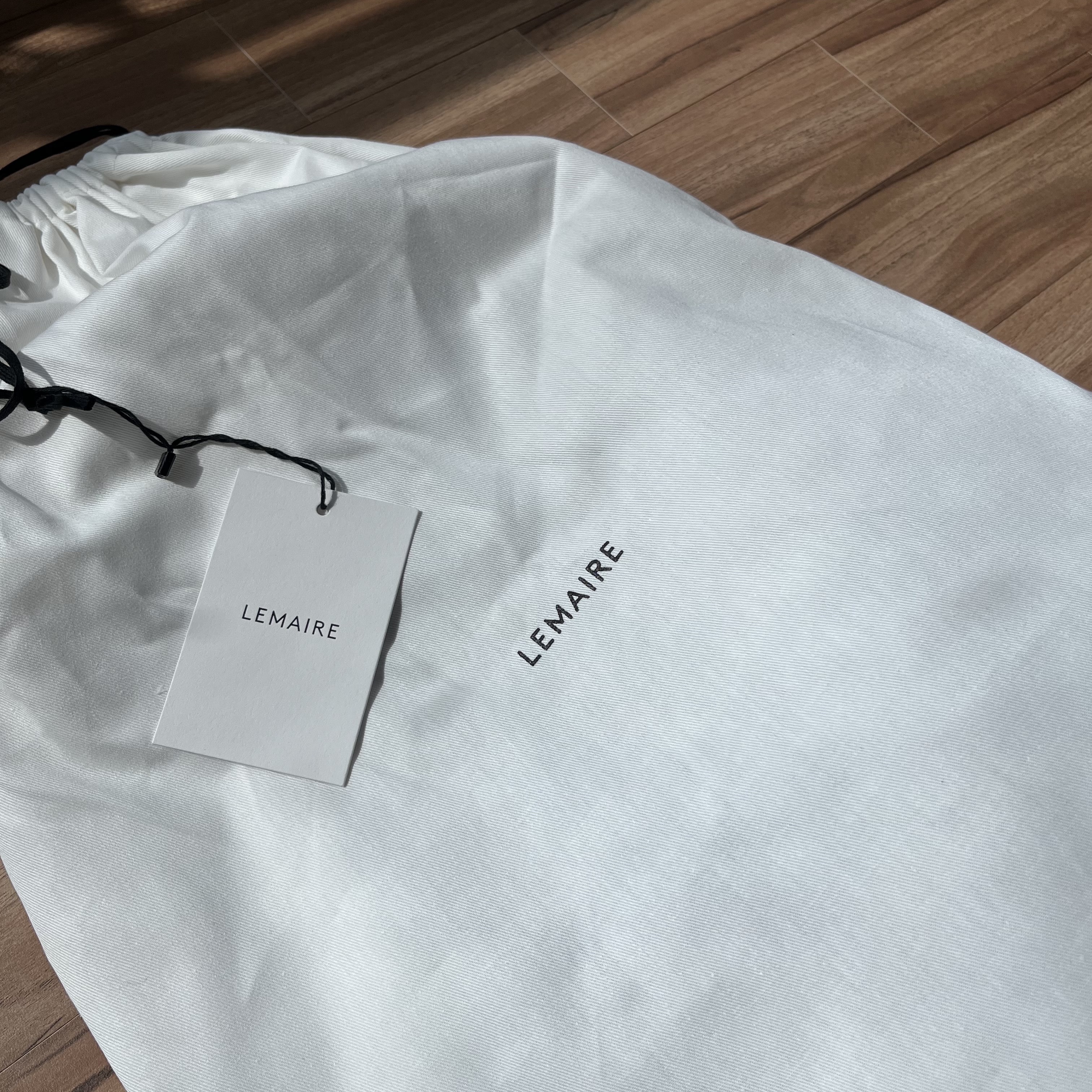 Lemaire Medium Croissant Bag Soft Grained Leather Dark Chocolate 착용 스타일 - 4