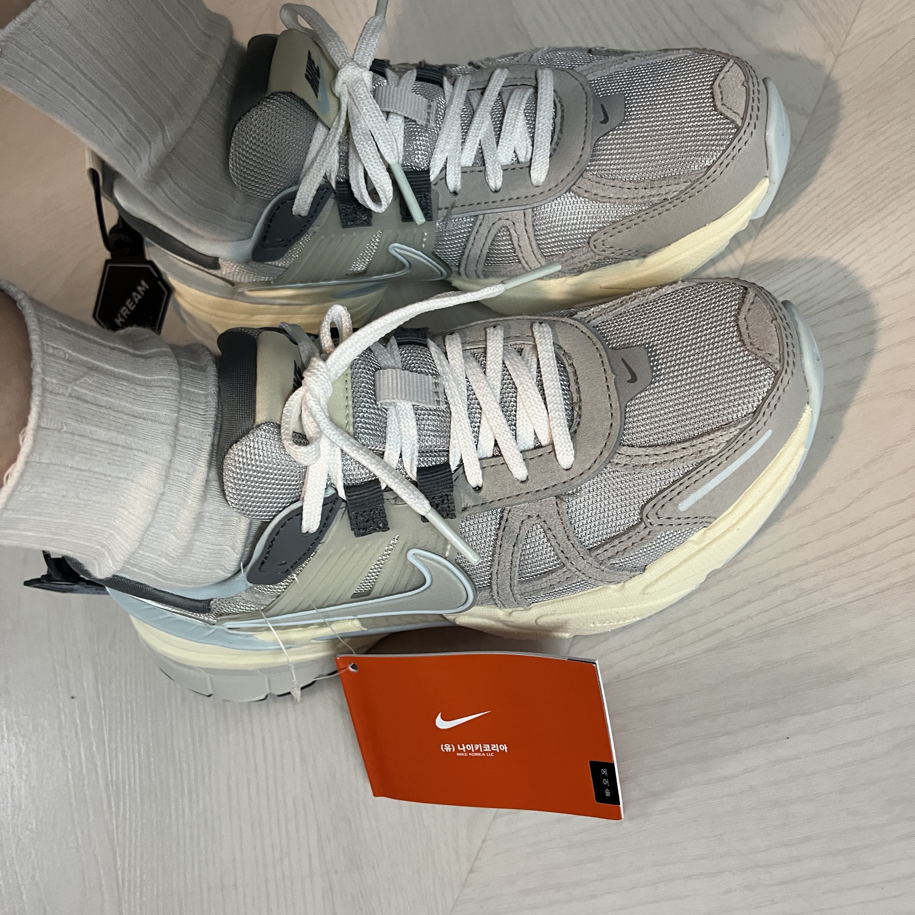 Nike V2K Run Light Bone Metallic Platinum 착용 스타일 - 3