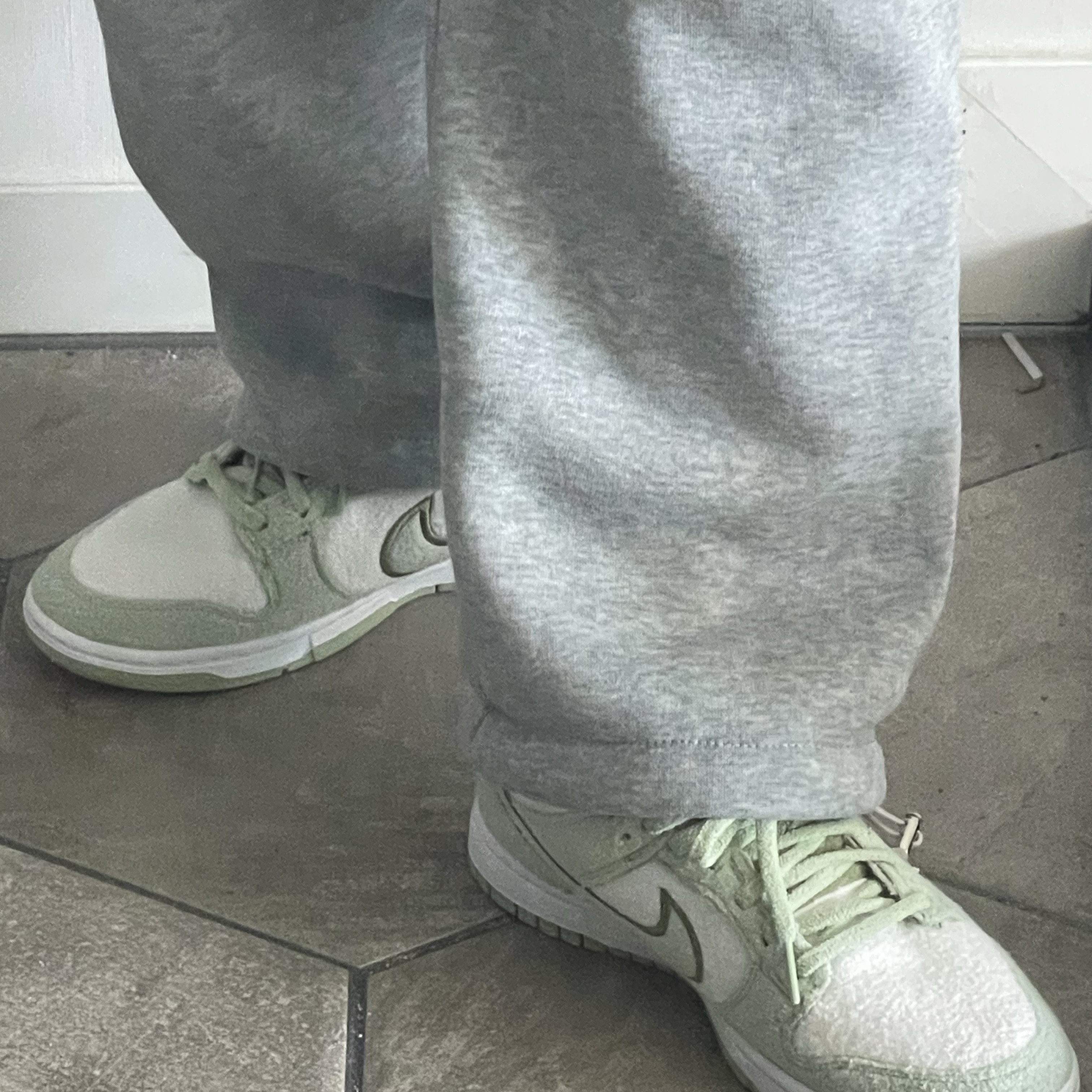 (W) Nike Dunk Low SE Honeydew Phantom 착용 스타일 - 2