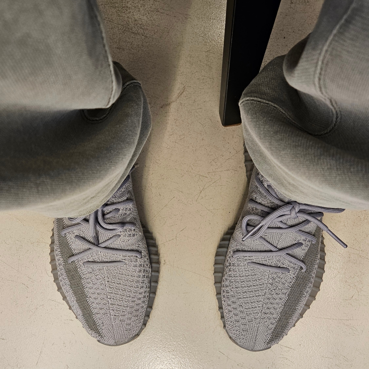 Adidas Yeezy Boost 350 V2 Steel Grey 착용 스타일