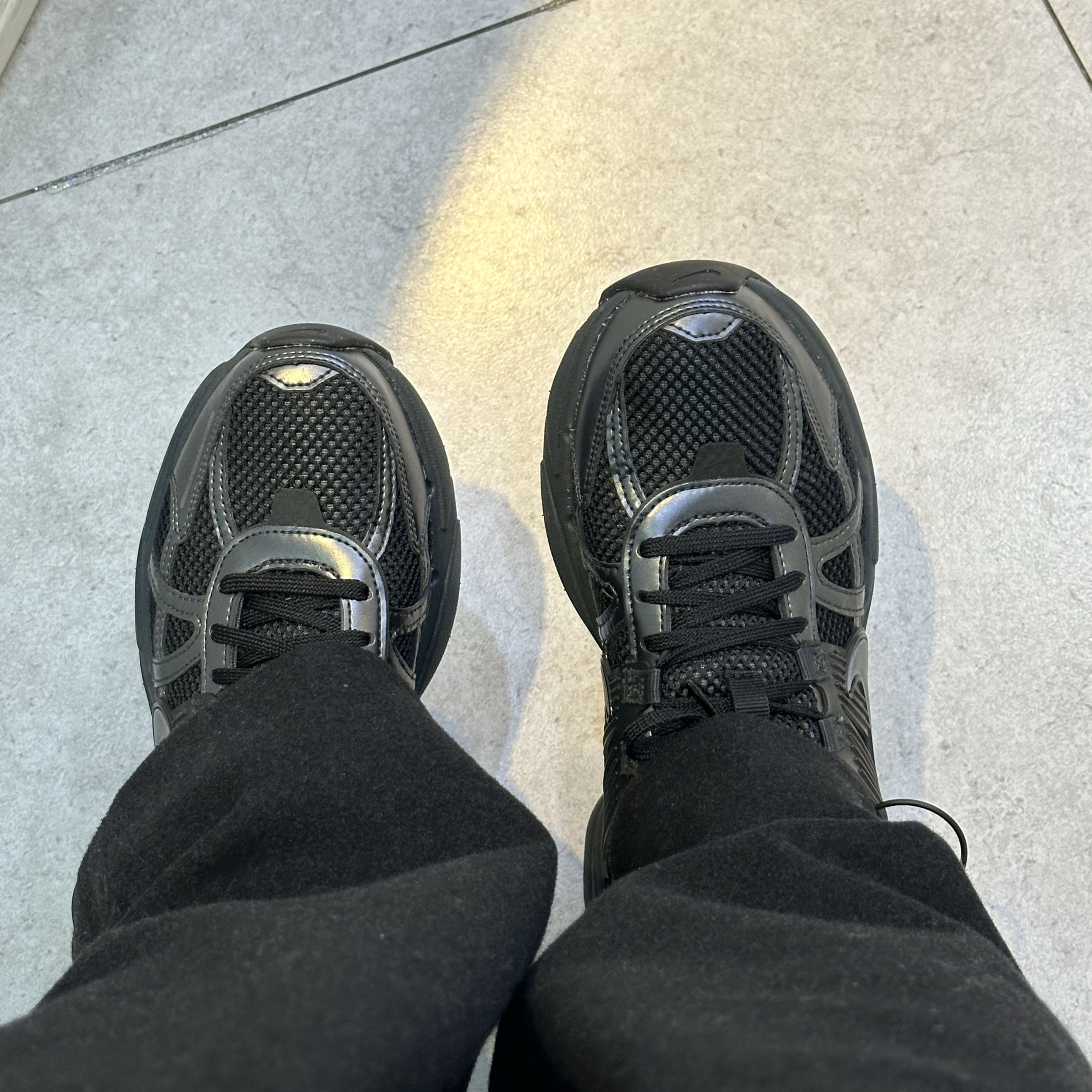 Nike V2K Run Black Anthracite 착용 스타일