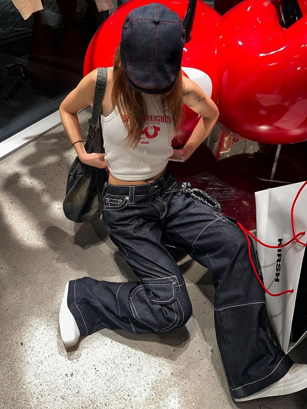True Religion x KIRSH Tight Sleeveless White, True Religion x KIRSH Stitch Point Denim Cargo Pants Blue Denim 착용 스타일 - 3