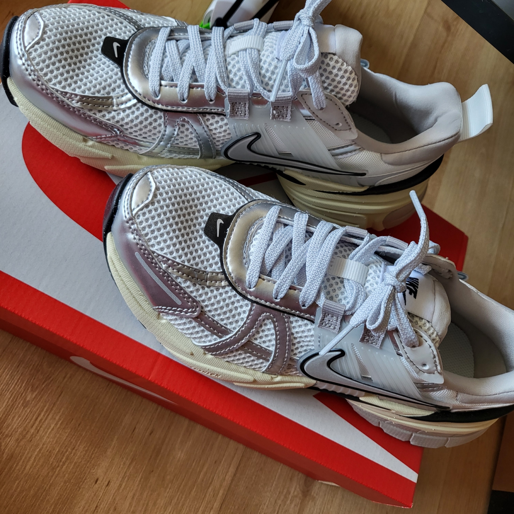 Nike V2K Run Summit White Metallic Silver 착용 스타일