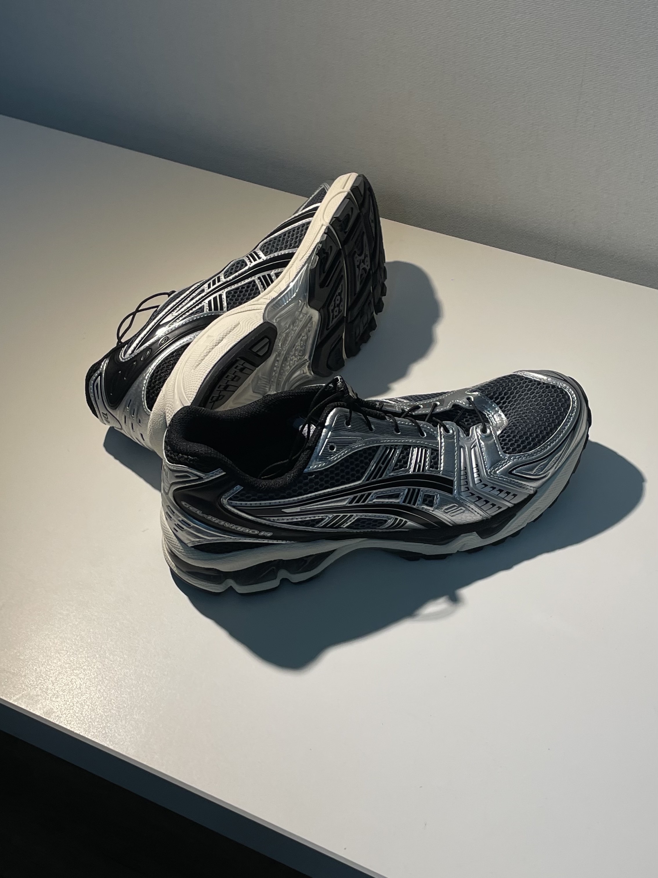 Asics Unlimited Gel-Kayano 14 Carrier Grey Black 착용 스타일