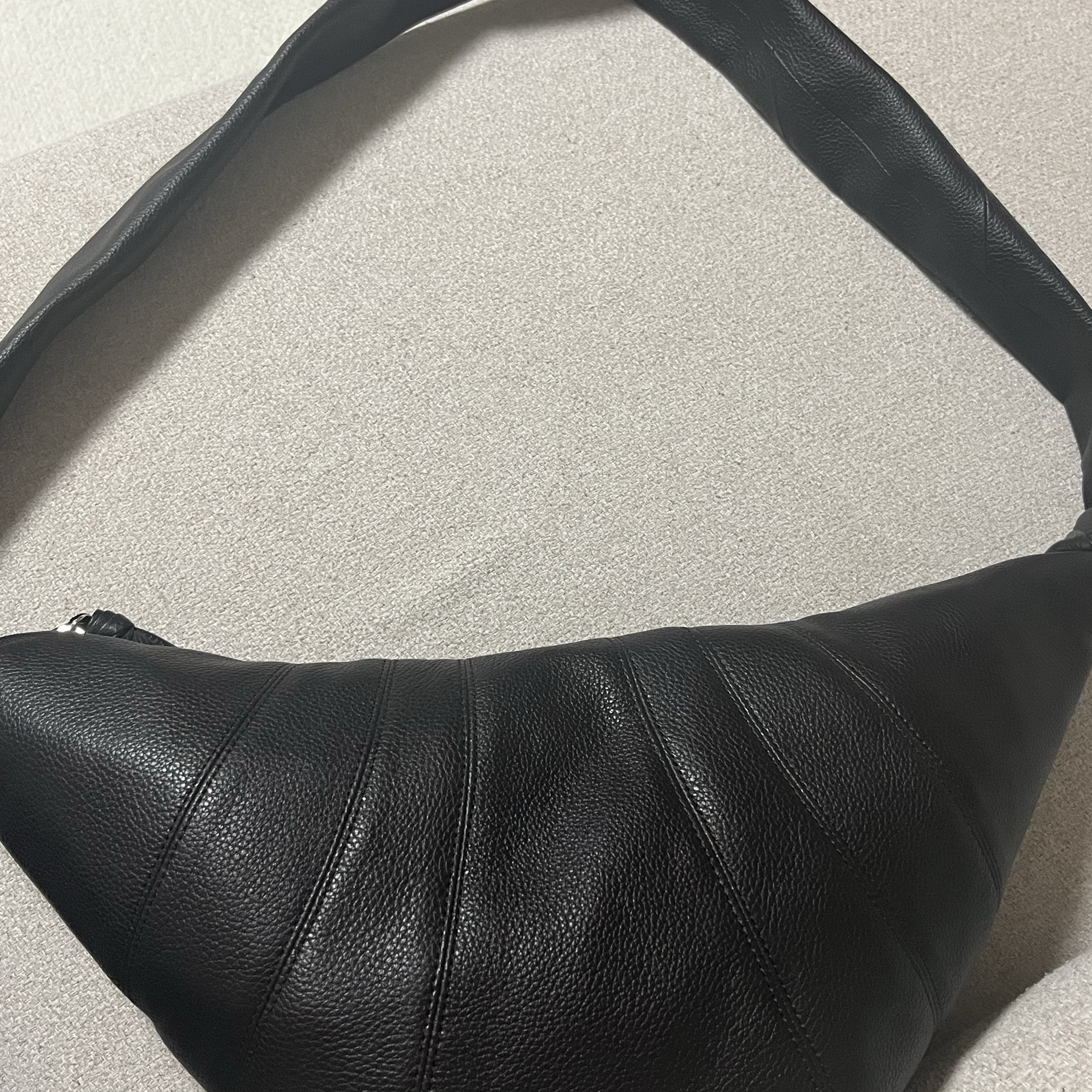 Lemaire Medium Croissant Bag Soft Grained Leather Dark Chocolate 착용 스타일 - 1