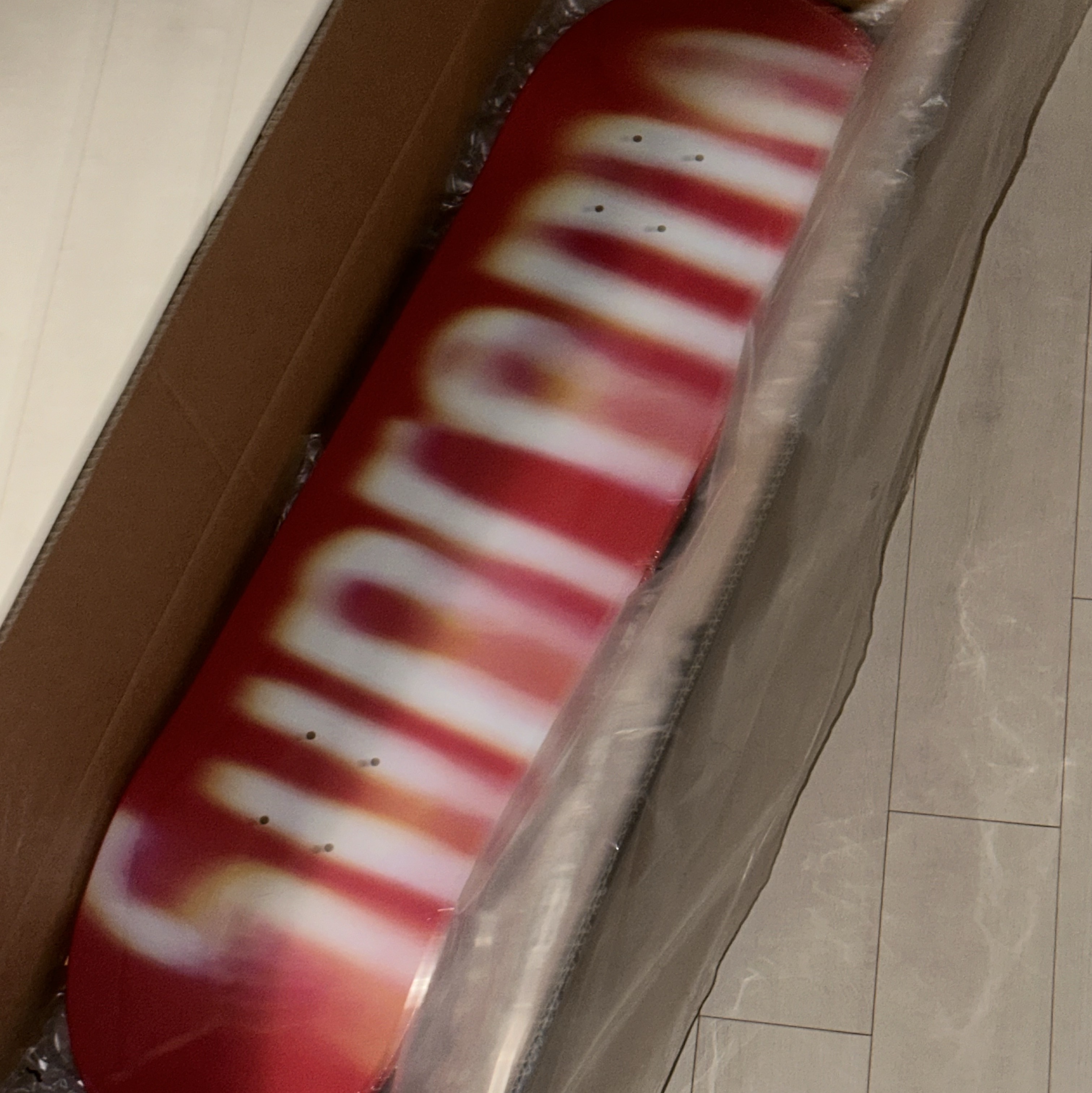 Supreme Blurred Logo Skateboard Red  - 23FW 착용 스타일