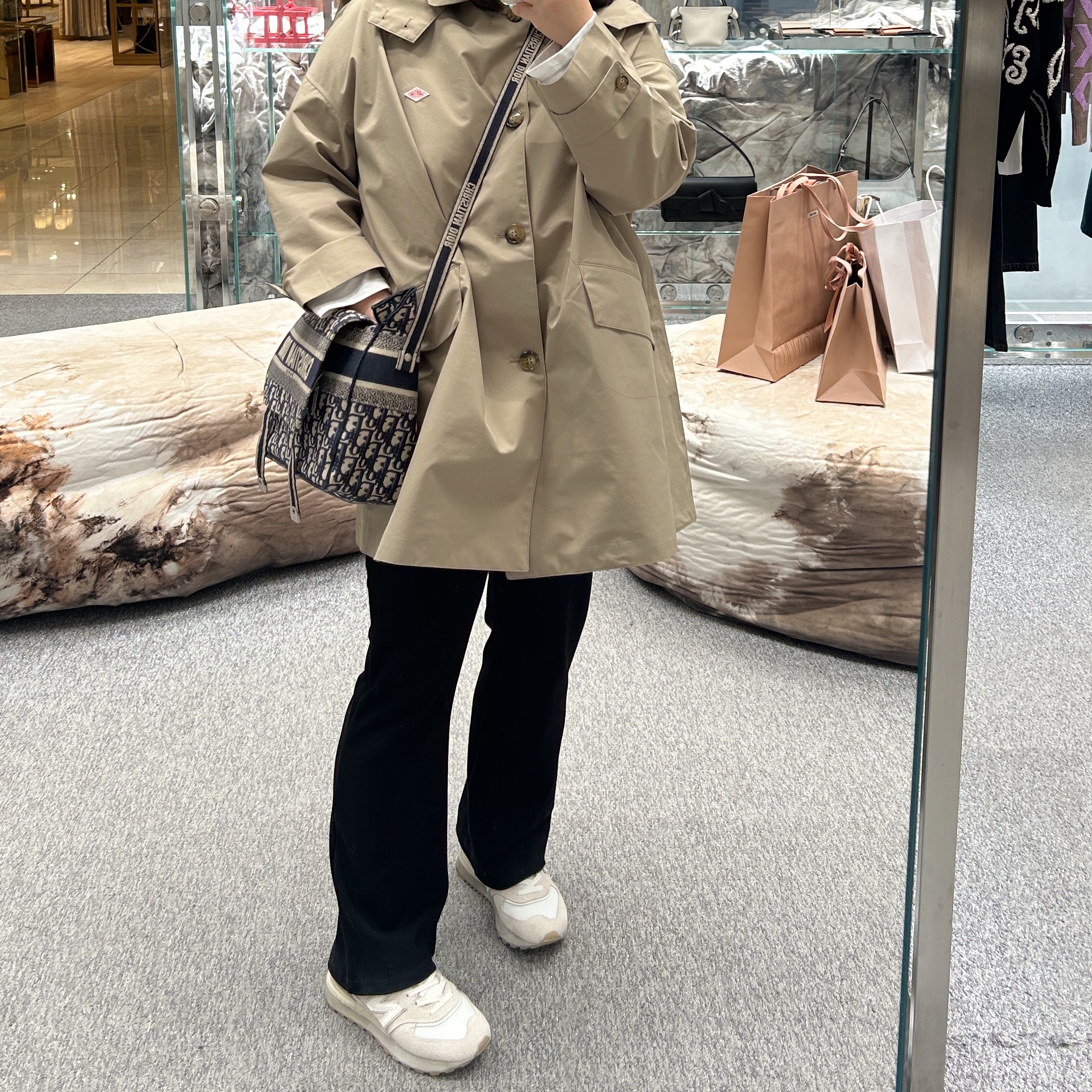 Dior Diorcamp Medium Bag Blue Dior Oblique Embroidery, New Balance x Recto 574 Ash Cream Legacy 착용 스타일