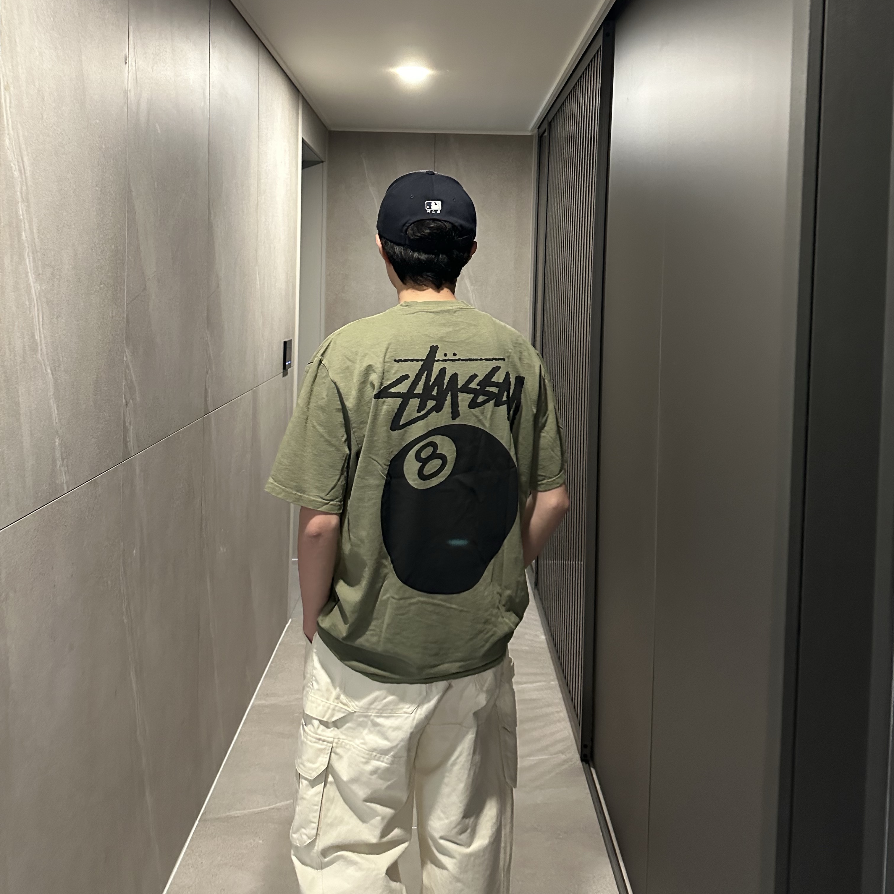 Stussy 8 Ball Pigment Dyed T-Shirt Olive 착용 스타일 - 1