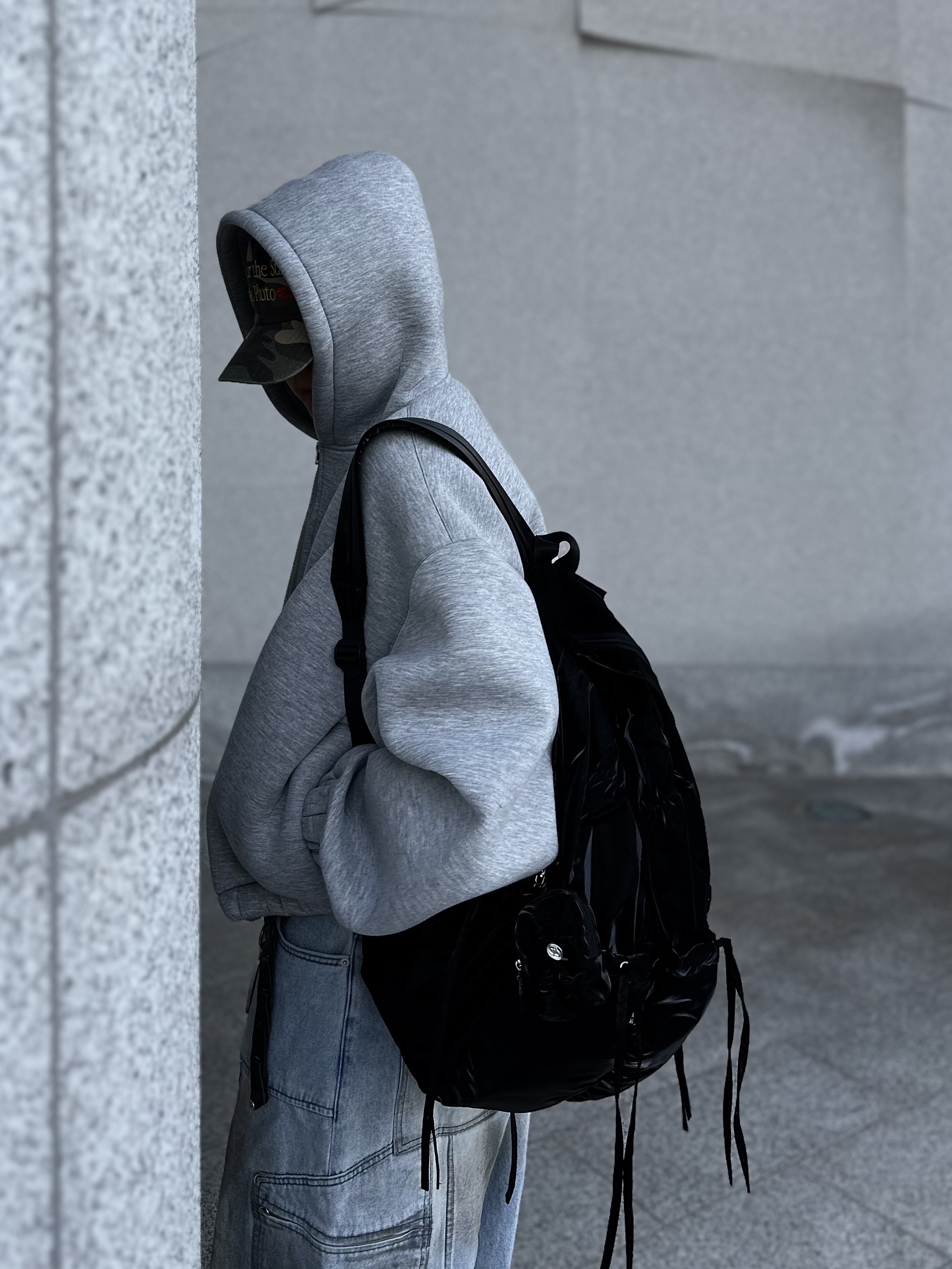 [KREAM 단독] Haleine Carpenter Cargo Dirty Washed Jean Light Blue, Balenciaga 3XL Sneakers Light Beige 착용 스타일 - 2