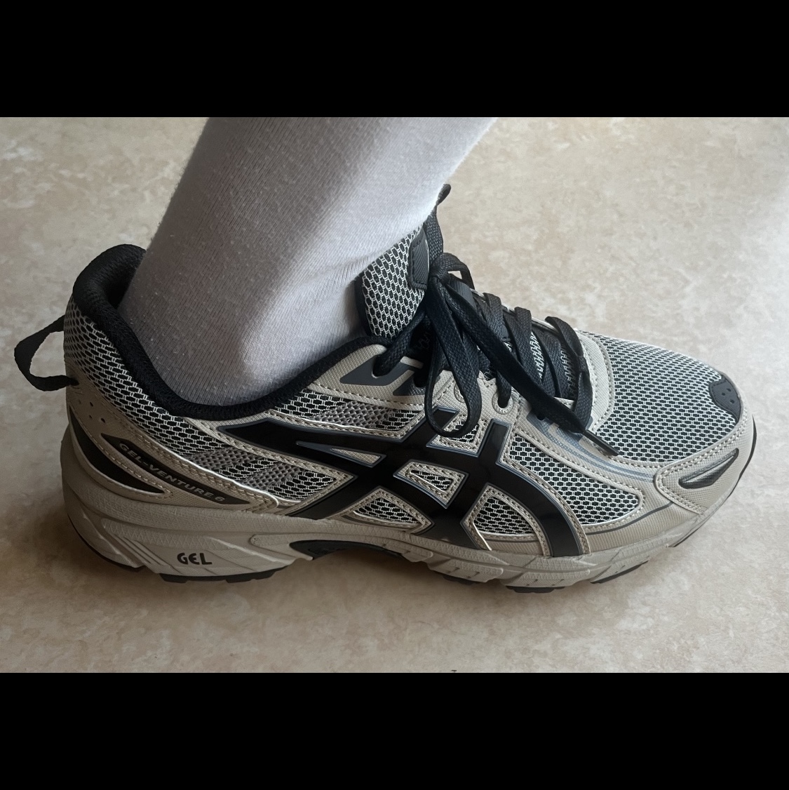 Asics Gel-Venture 6 Feather Grey Black 착용 스타일 - 1