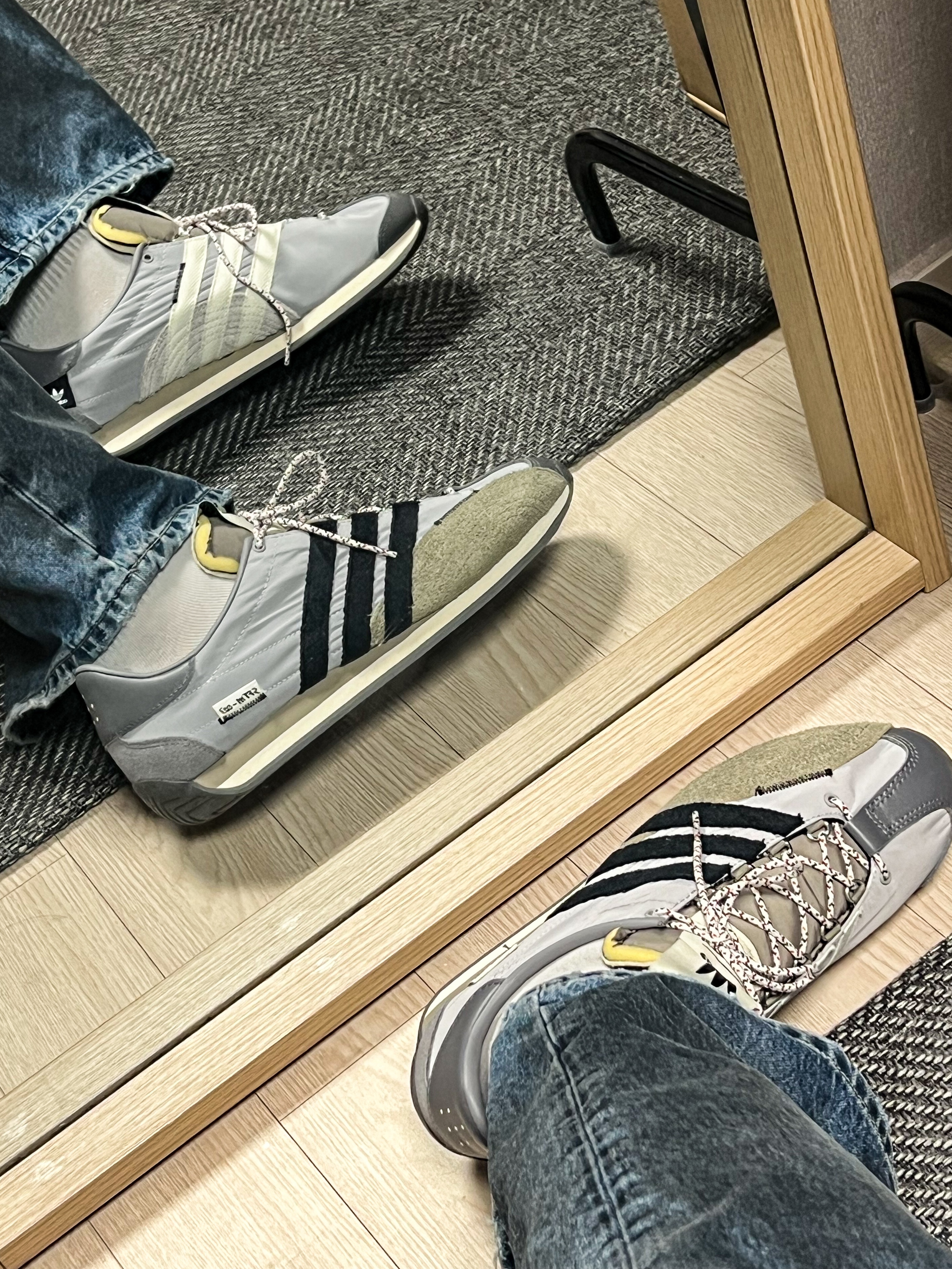 Adidas x Song for the Mute Country OG Grey Two Core Black 착용 스타일 - 5