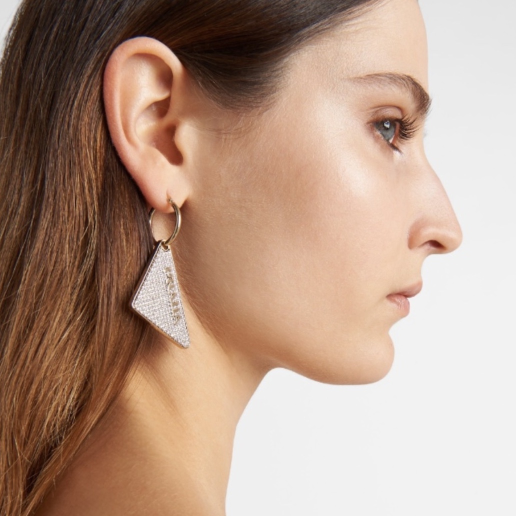 (W) Prada Crystal Logo Jewels Left Earring Gold Crystal 착용 스타일