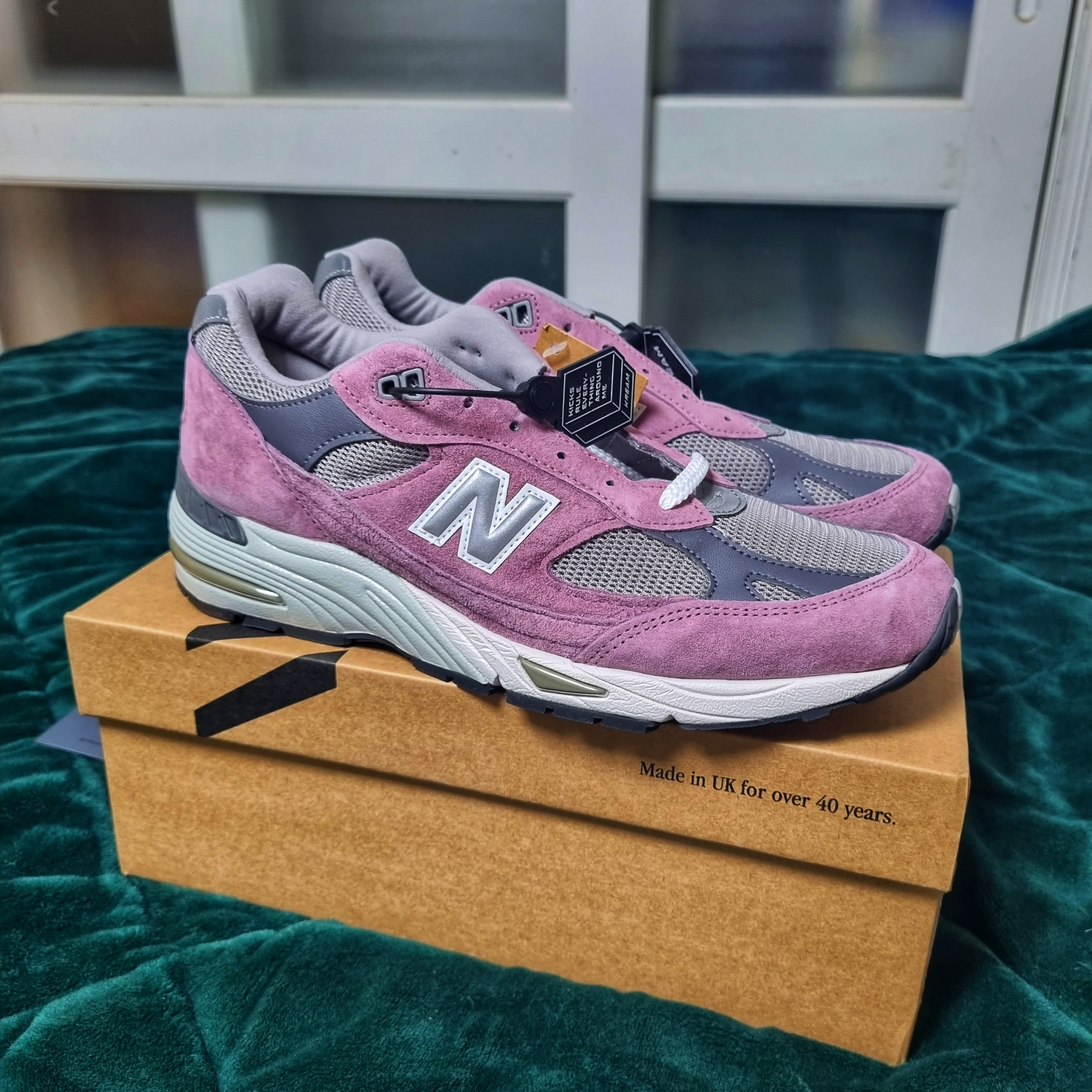 New Balance 991 Made in UK Pink Grey 착용 스타일 - 1