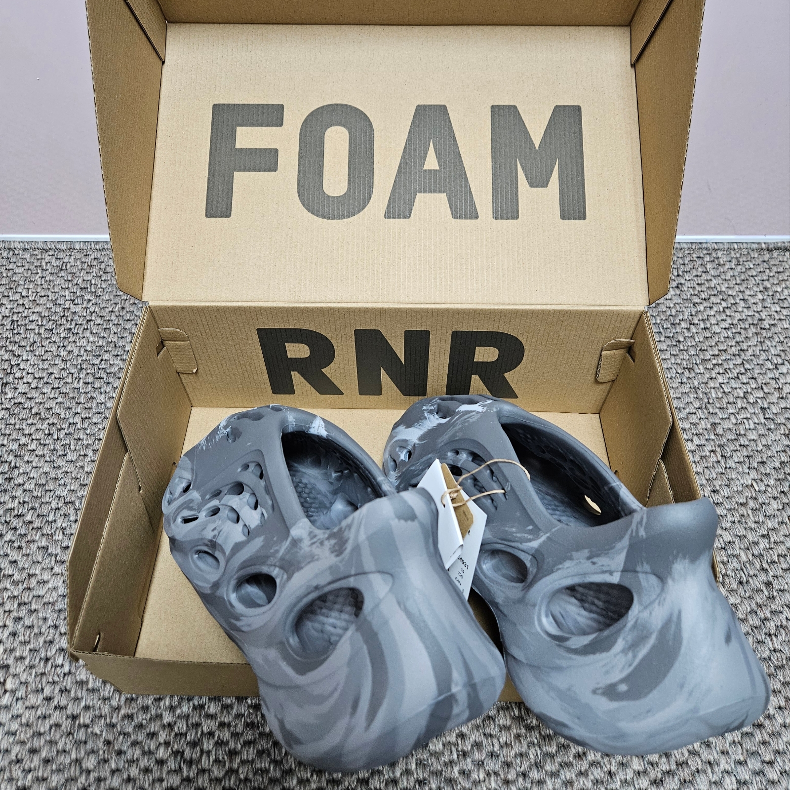 Adidas Yeezy Foam RNNR MX Granite 착용 스타일 - 3