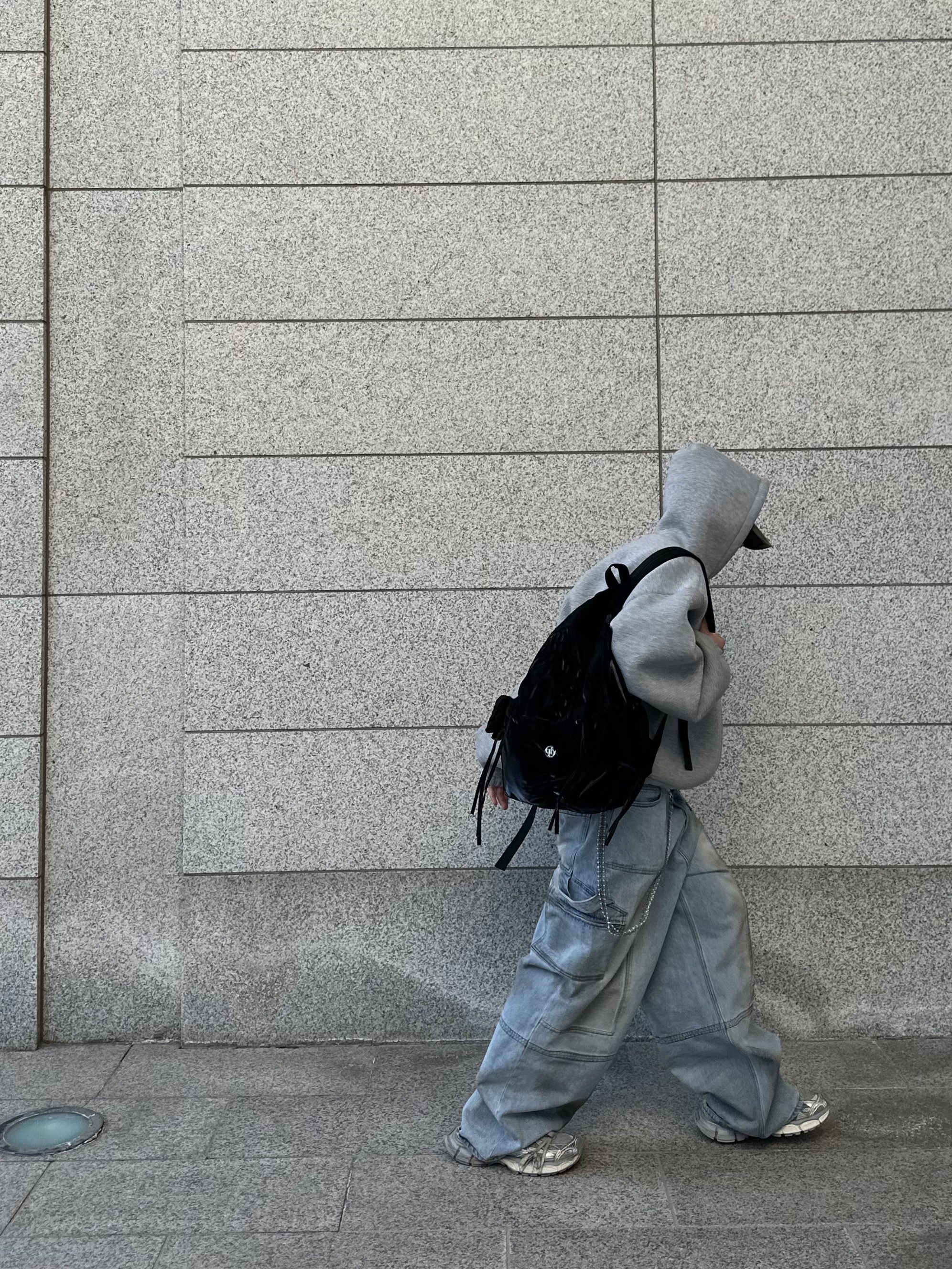 [KREAM 단독] Haleine Carpenter Cargo Dirty Washed Jean Light Blue, Balenciaga 3XL Sneakers Light Beige 착용 스타일 - 6