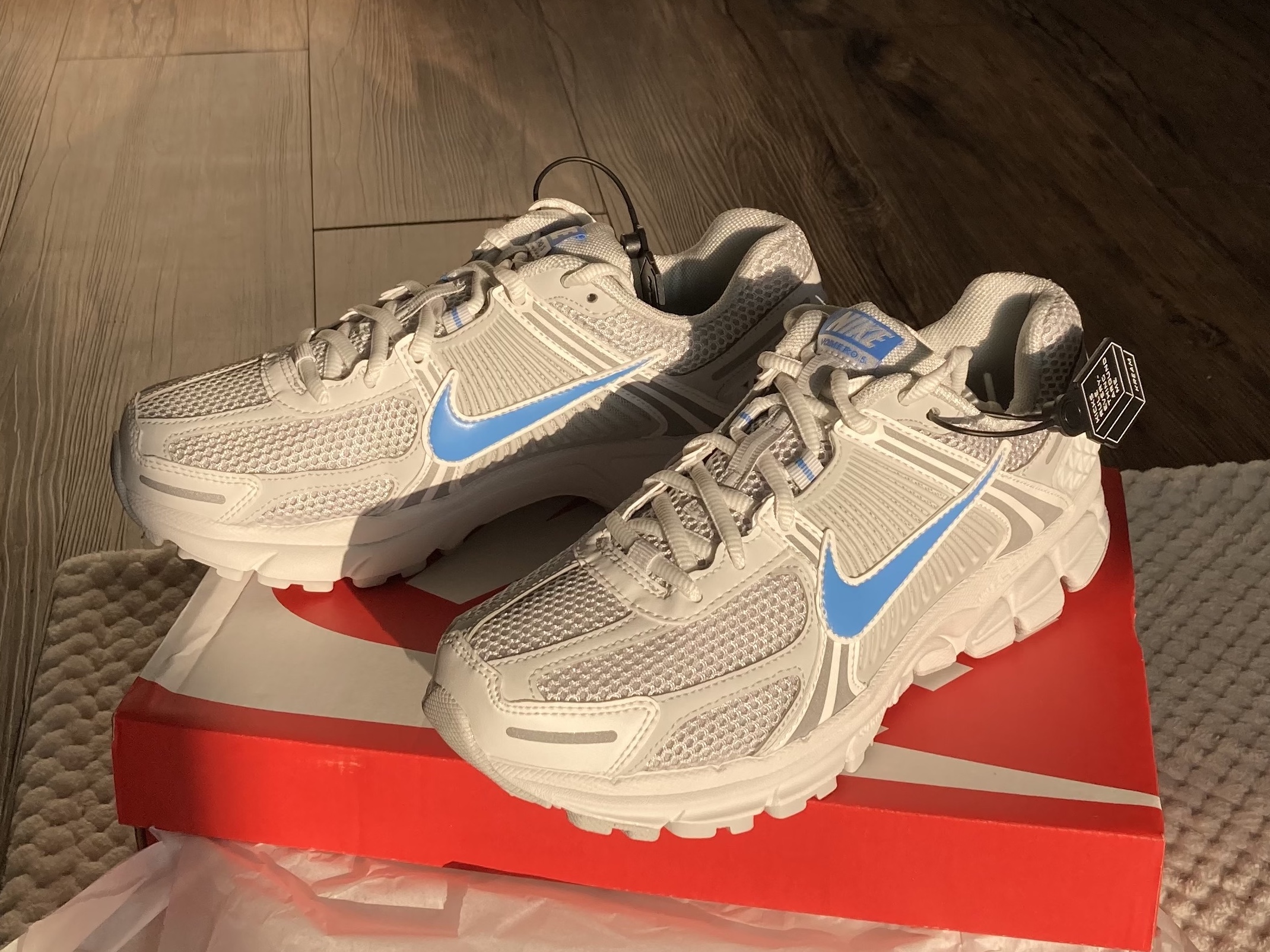 Nike Zoom Vomero 5 Photon Dust and University Blue 착용 스타일