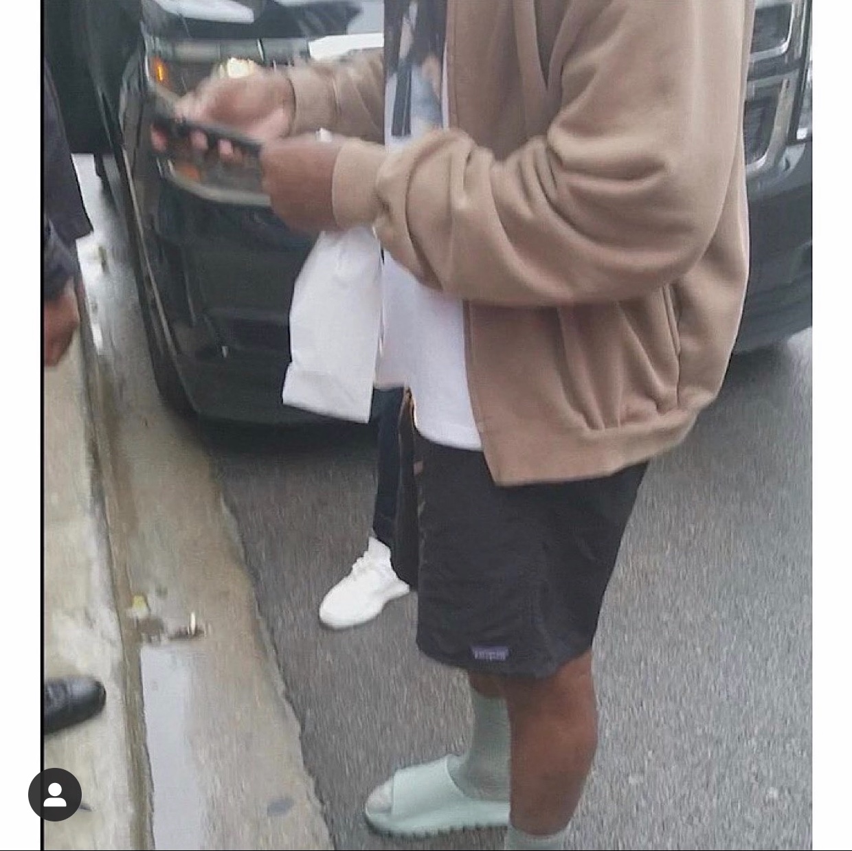 Adidas Yeezy Slide Salt 착용 스타일 - 3