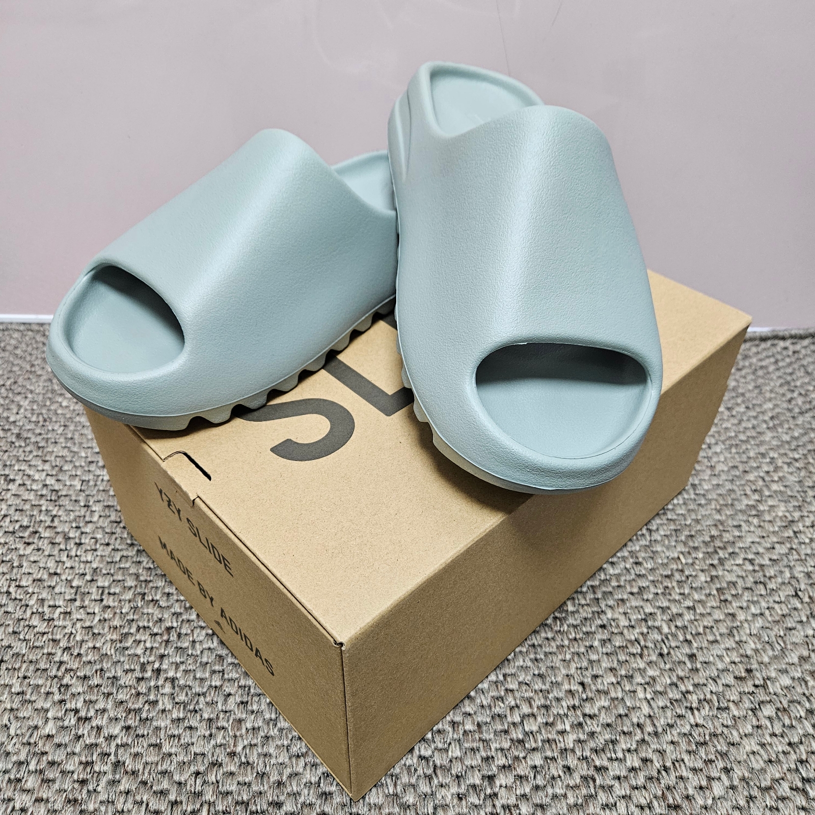Adidas Yeezy Slide Salt 착용 스타일 - 4