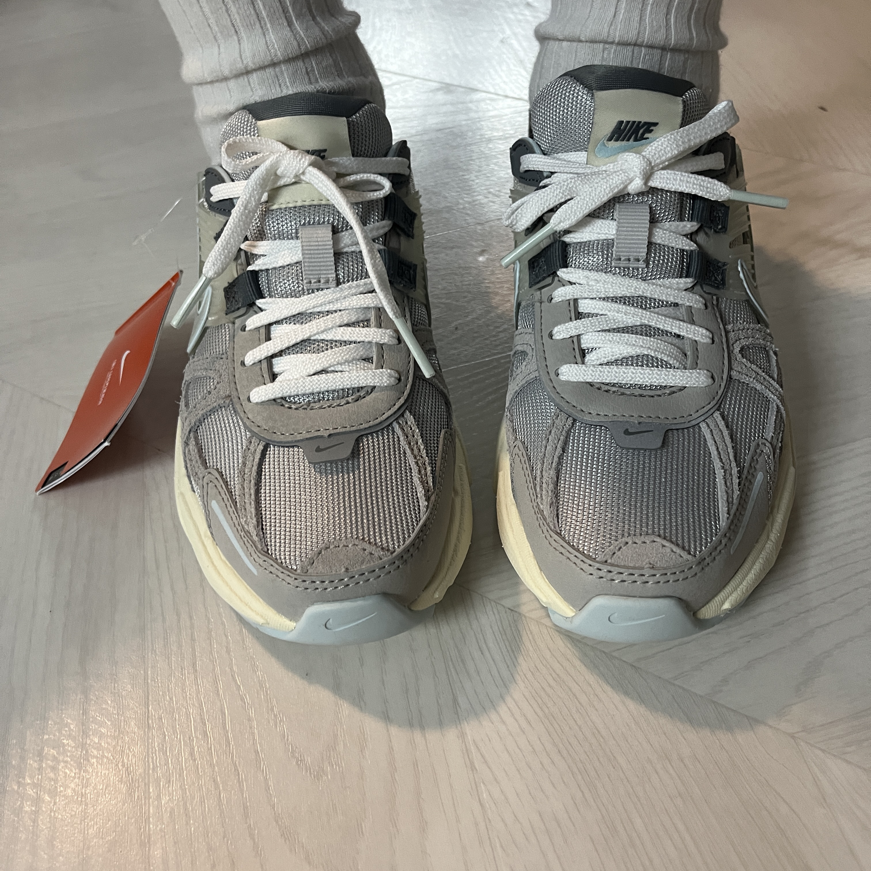 Nike V2K Run Light Bone Metallic Platinum 착용 스타일 - 2