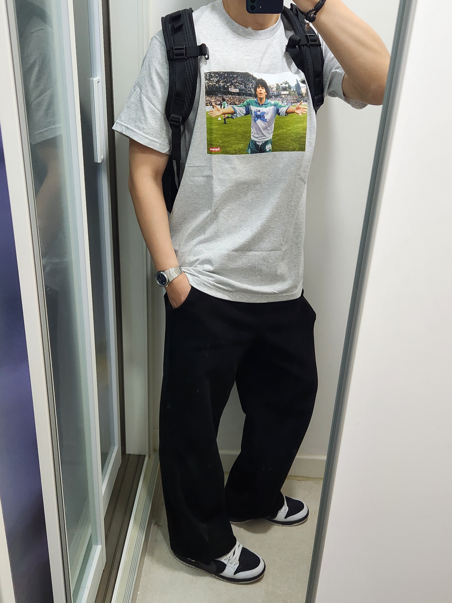 Supreme Maradona T-Shirt Ash Grey - 24SS, Supreme Backpack Black - 24SS 착용 스타일 - 1