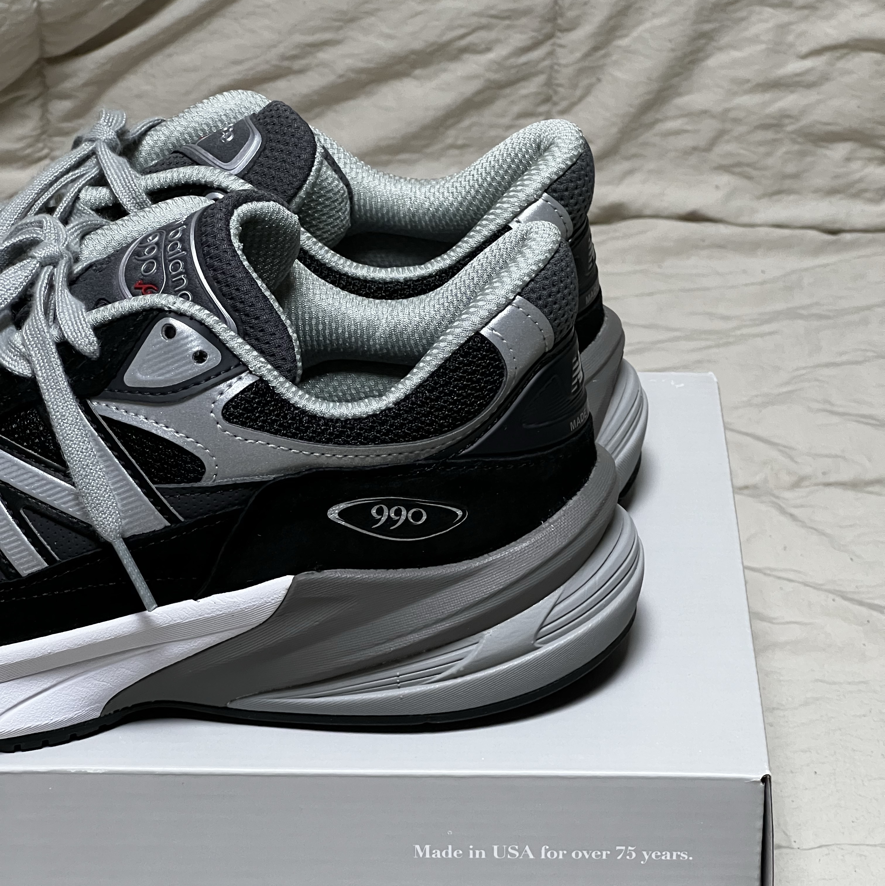 New Balance 990v6 Made in USA Black White 착용 스타일 - 1