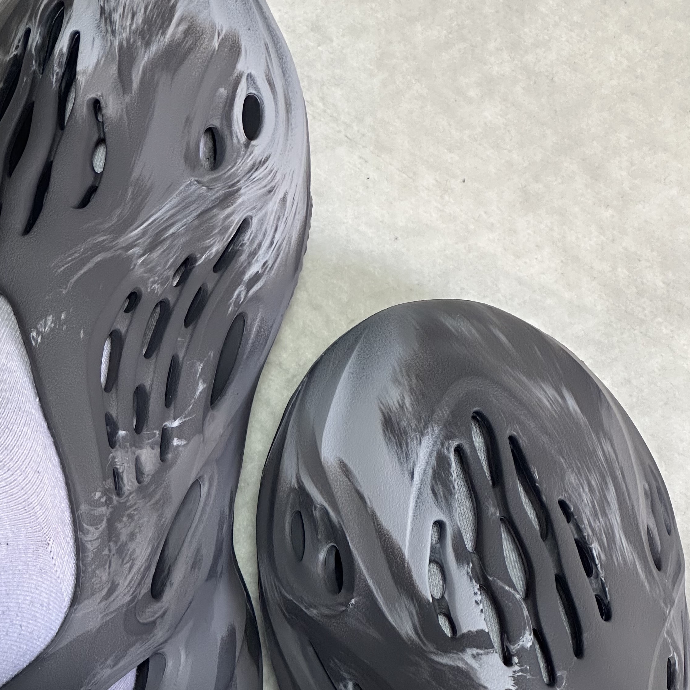 Adidas Yeezy Foam RNNR MX Granite 착용 스타일 - 2