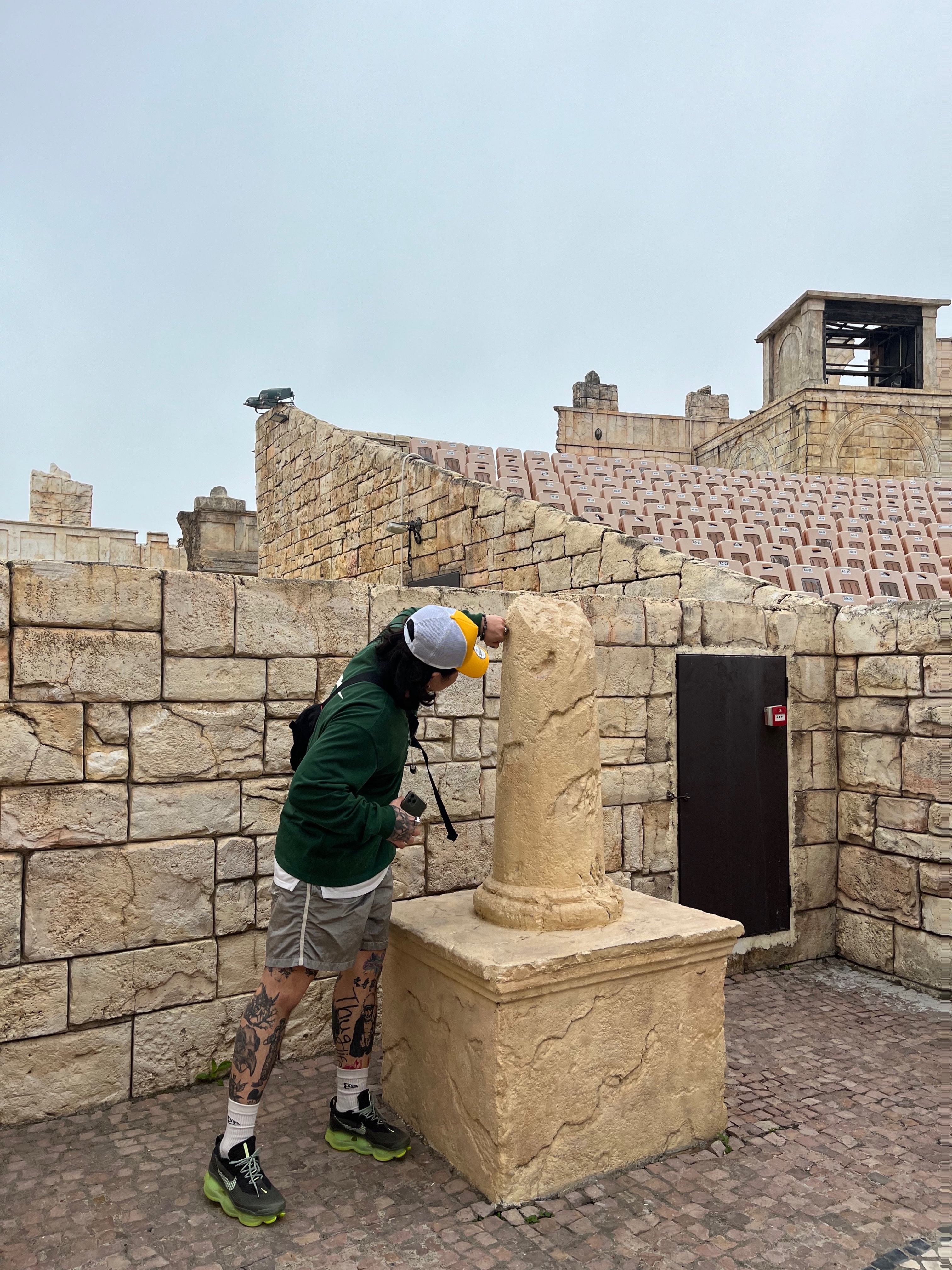 Nike Air Max Scorpion Flyknit Barely Volt, NewJeans Necklace Silver 착용 스타일