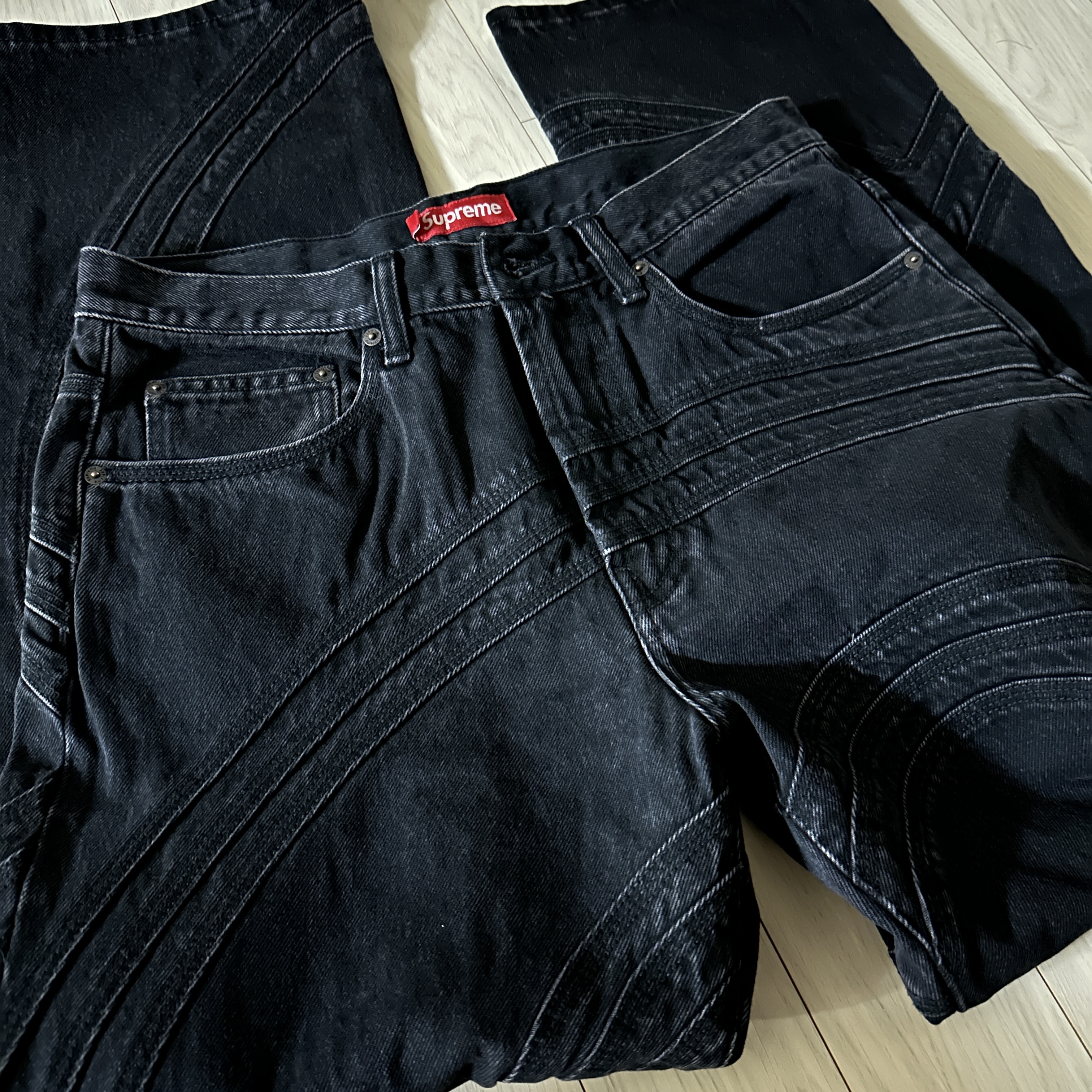 Supreme S Logo Loose Fit Jean Washed Black - 24SS 착용 스타일 - 1