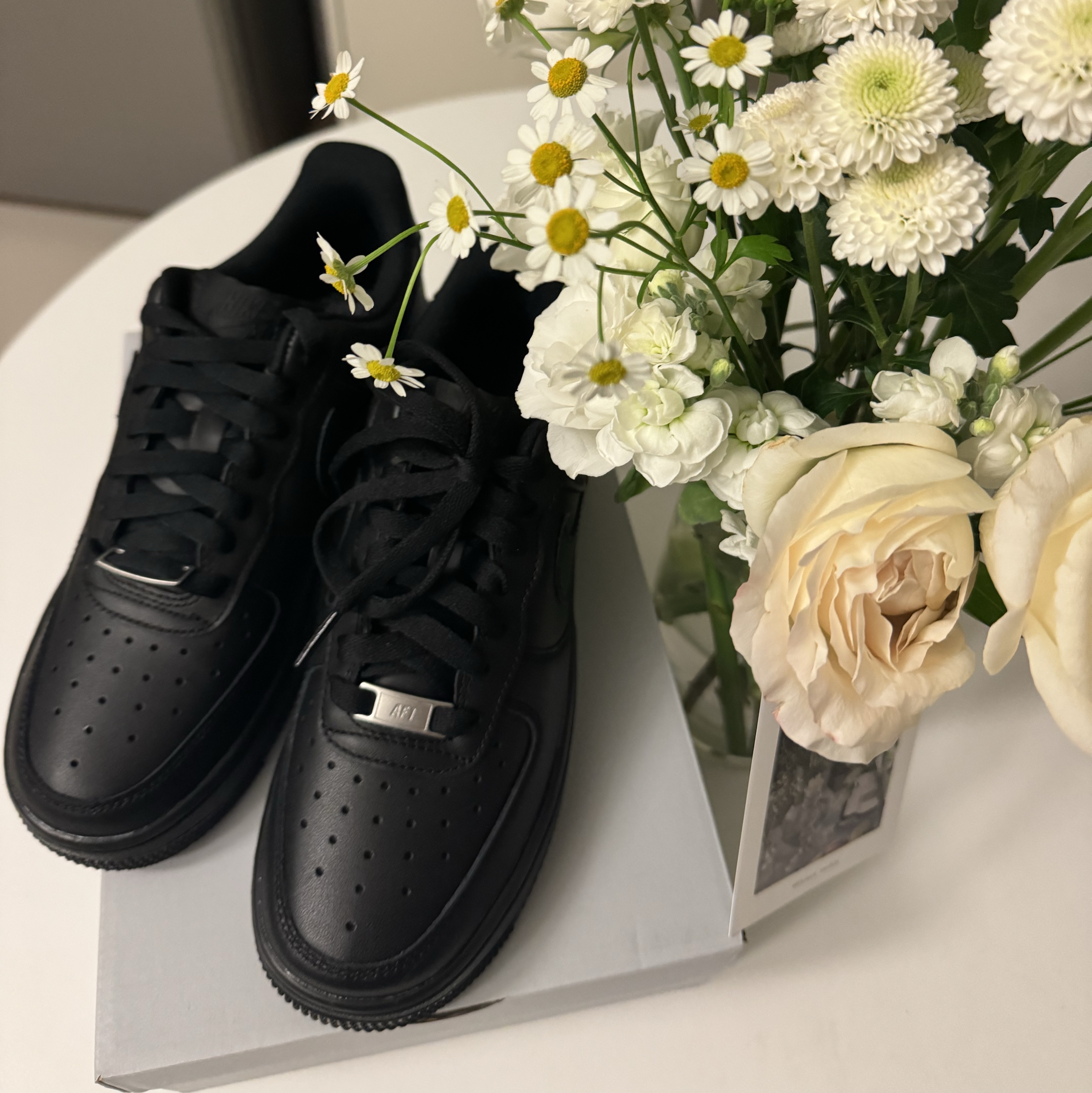 Nike Air Force 1 '07 Low Triple Black 착용 스타일