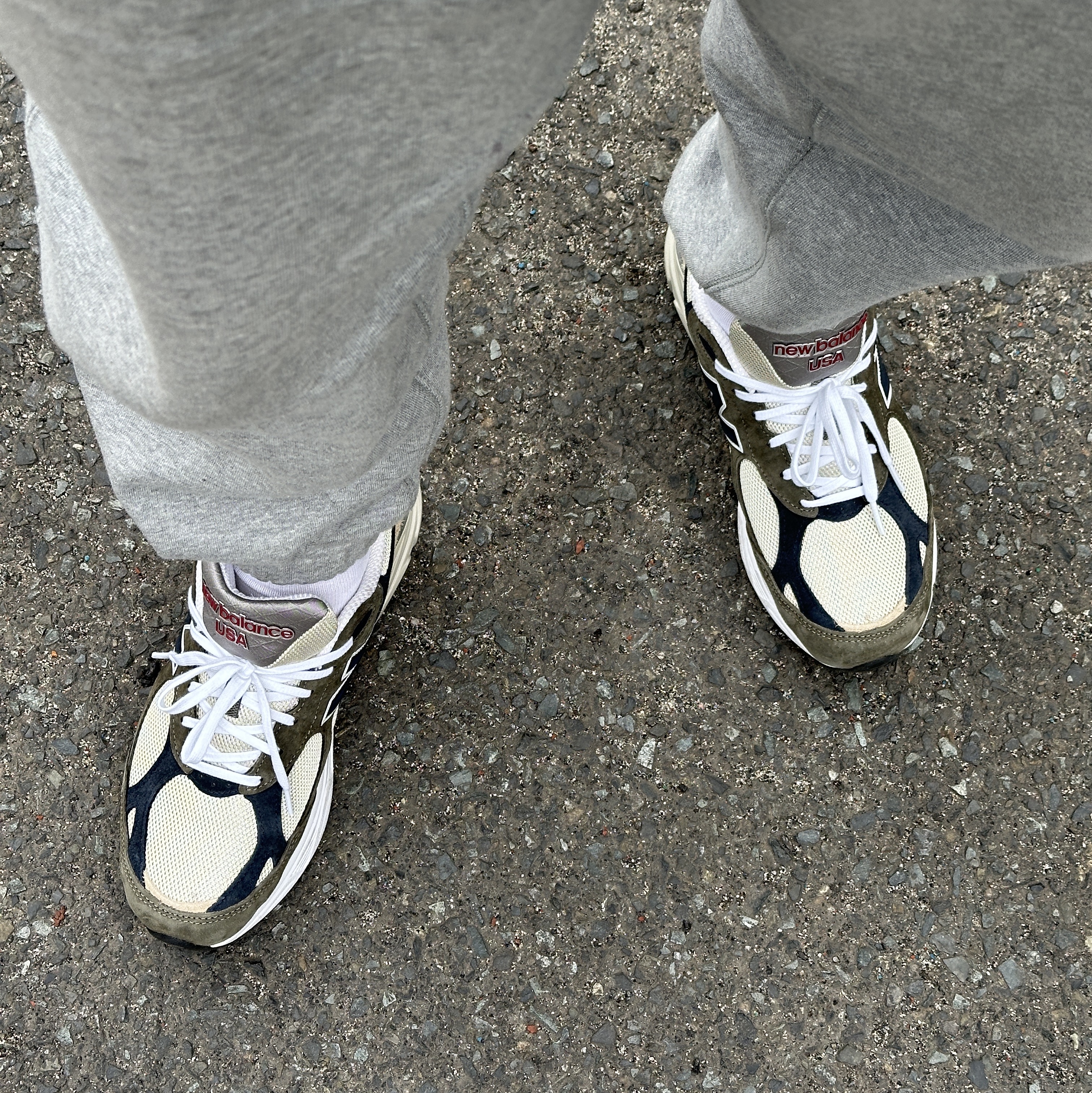 New Balance 990v3 Made in USA Olive 착용 스타일 - 1