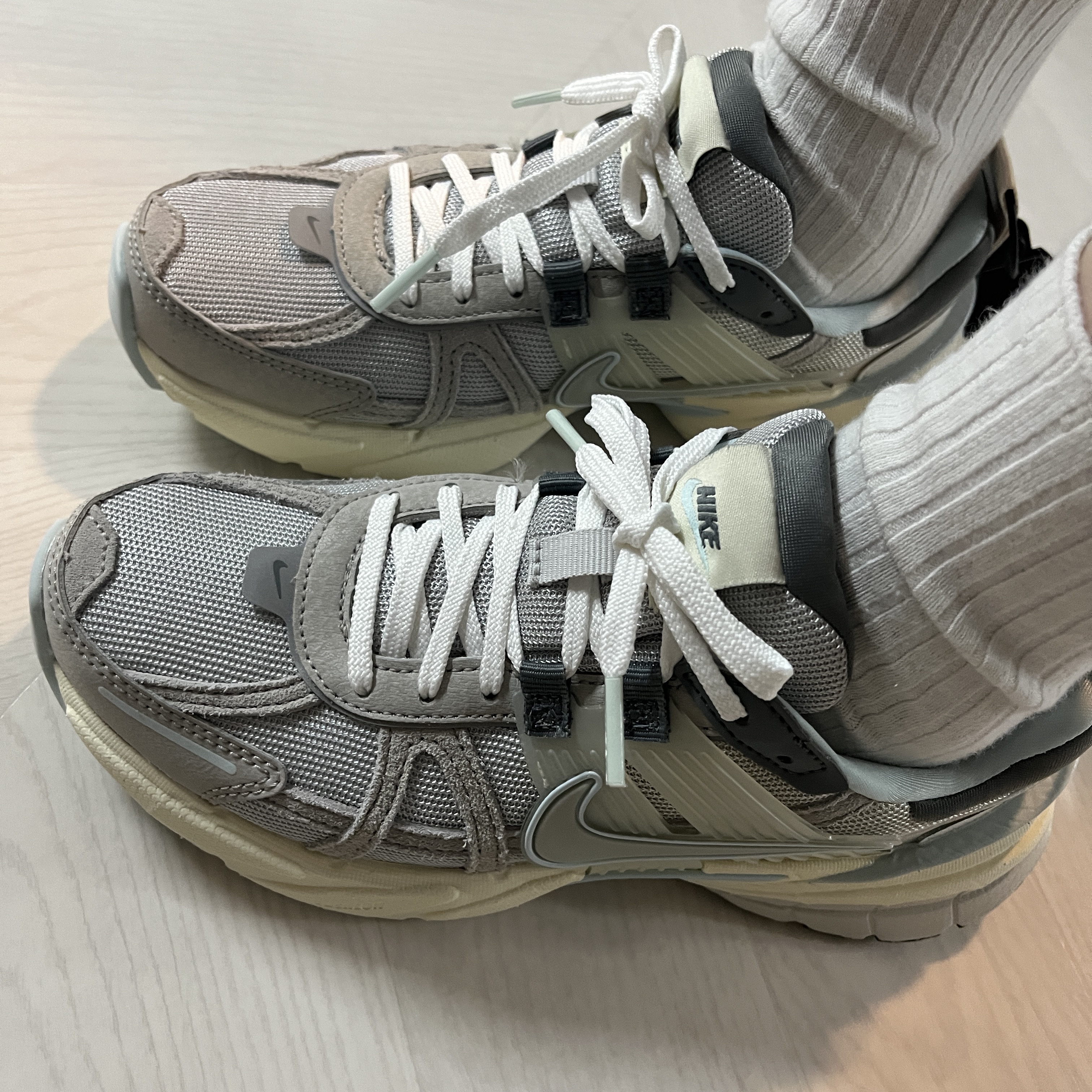 Nike V2K Run Light Bone Metallic Platinum 착용 스타일 - 5