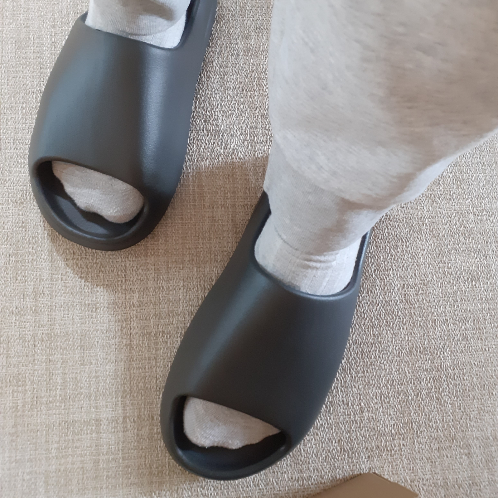 Adidas Yeezy Slide Onyx 착용 스타일 - 2
