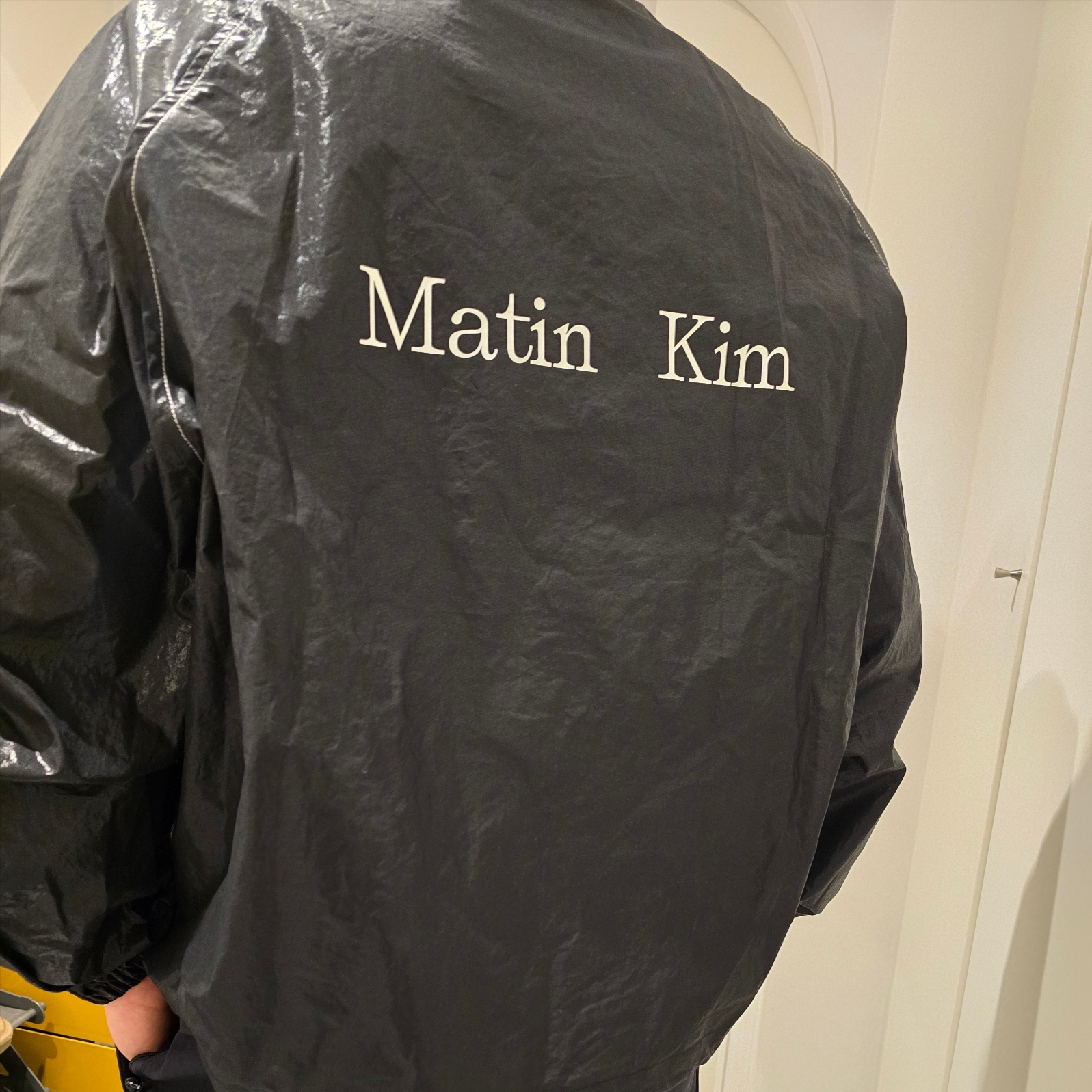 (W) Matin Kim Logo Coating Jumper Black, CDG Logo Coach Jacket Black 착용 스타일 - 1
