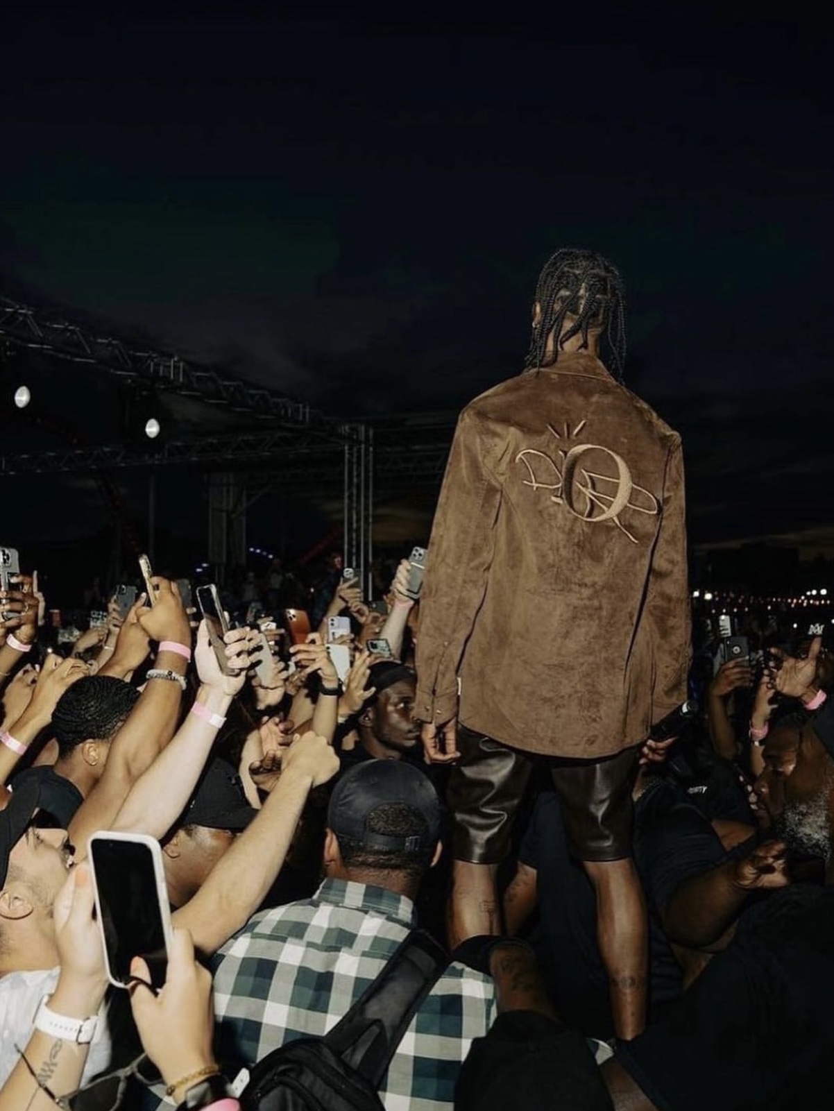 Dior x Cactus Jack Oversized Overshirt Flocked Technical Cotton Denim Mocha Brown, Jordan 1 x Travis Scott Retro High OG SP Mocha 착용 스타일