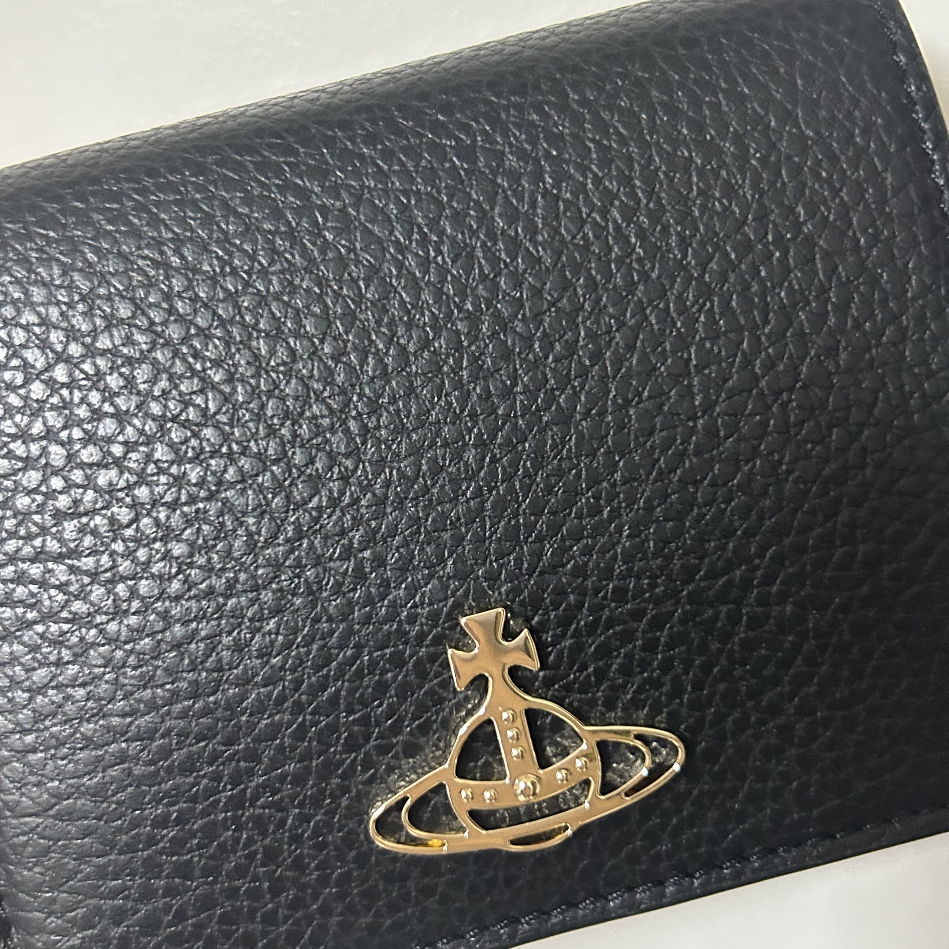 Vivienne Westwood Grain Leather Billfold Black 착용 스타일