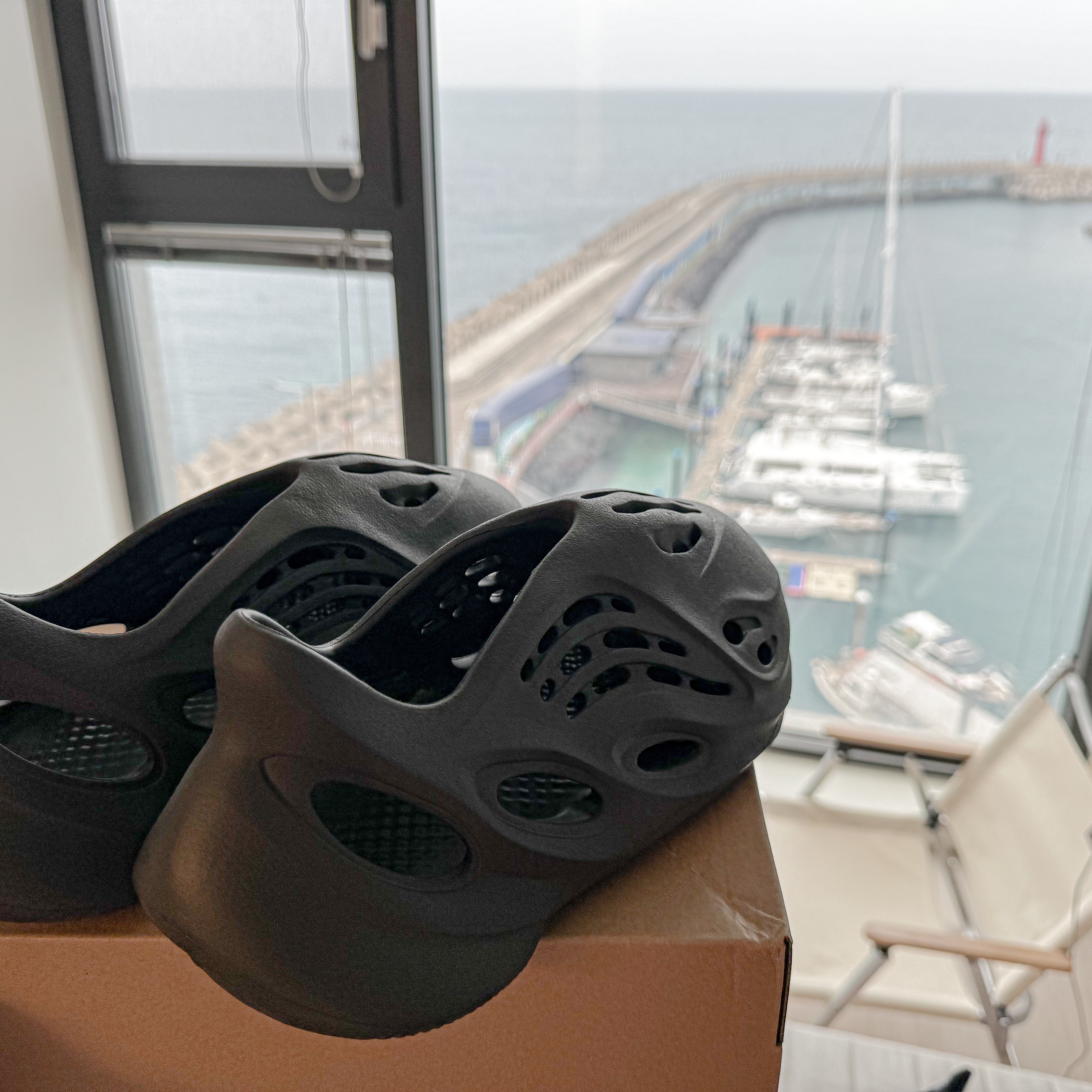 Adidas Yeezy Foam RNNR Carbon 착용 스타일