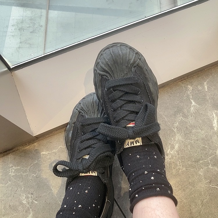 Maison Mihara Yasuhiro Blakey OG Sole Canvas Low-top Sneakers Black Black 착용 스타일