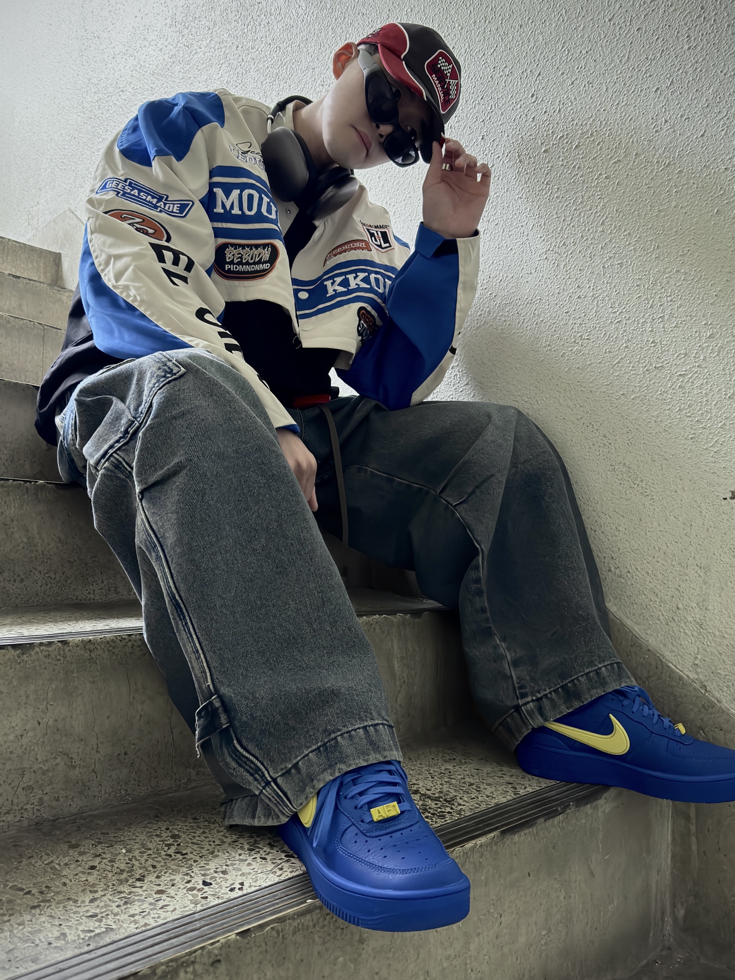 Nike x Ambush Air Force 1 Low SP Game Royal and Vivid Sulfur, Apple AirPods Max Lightning Space Gray (Korean Ver.) 착용 스타일 - 1