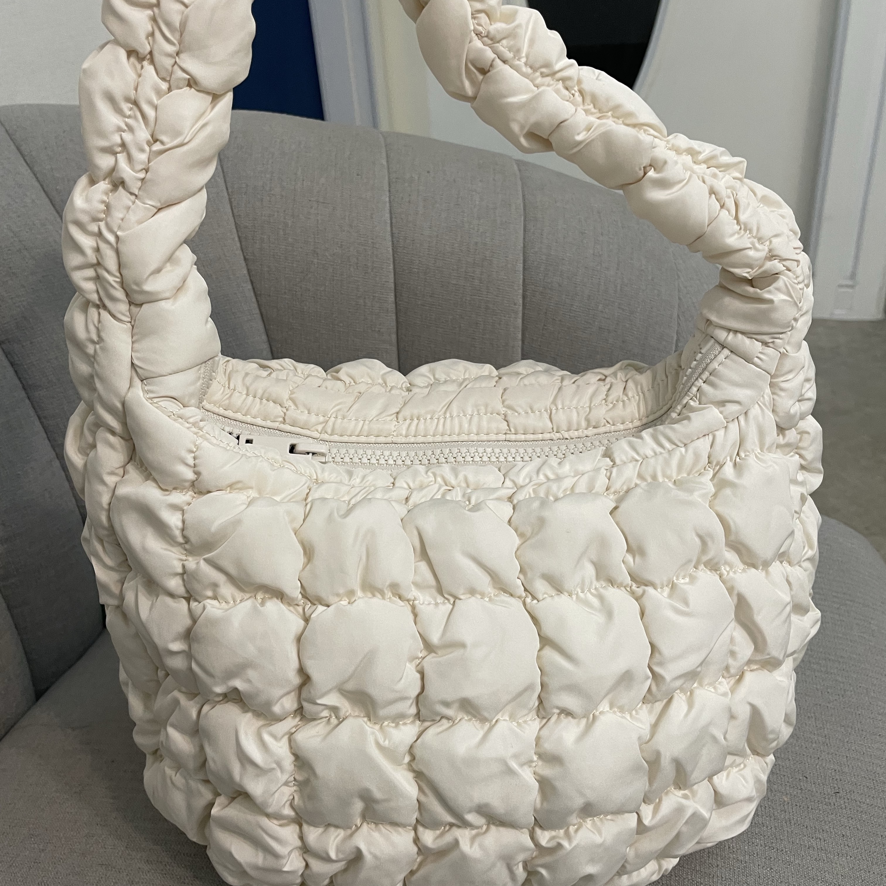 COS Quilted Mini Bag Cream 착용 스타일