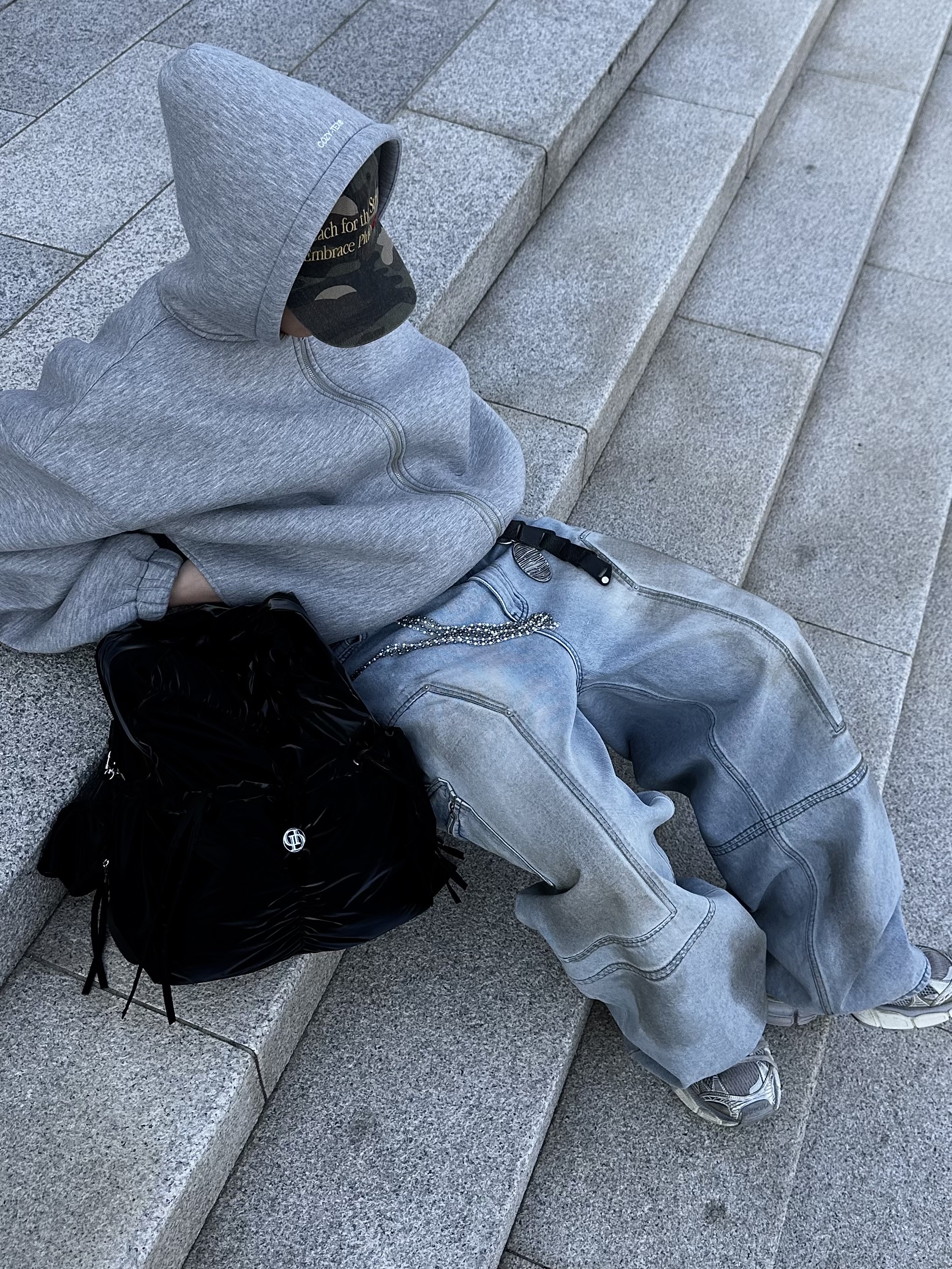 [KREAM 단독] Haleine Carpenter Cargo Dirty Washed Jean Light Blue, Balenciaga 3XL Sneakers Light Beige 착용 스타일 - 4