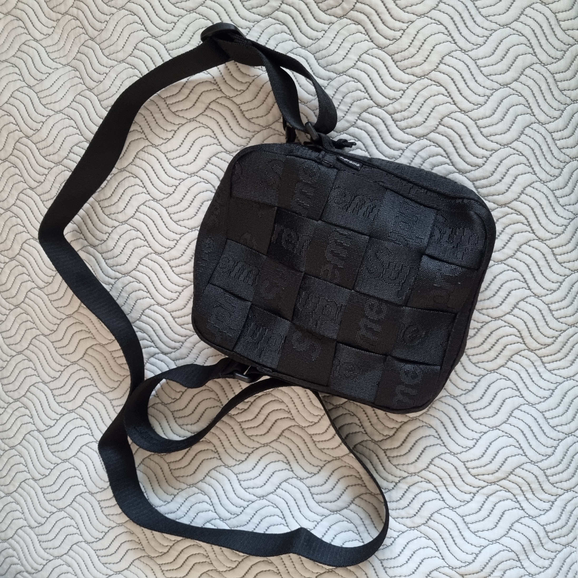 Supreme Woven Shoulder Bag Black - 23SS 착용 스타일