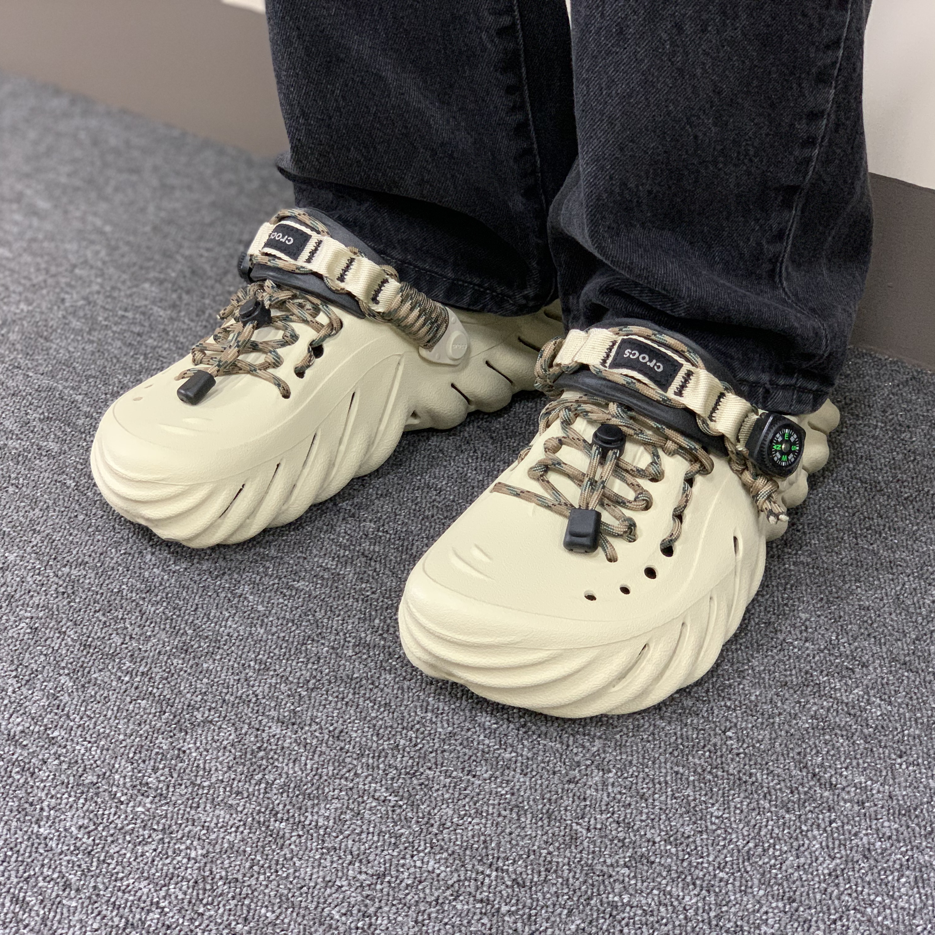 Crocs Echo Clog Bone Black 착용 스타일 - 1