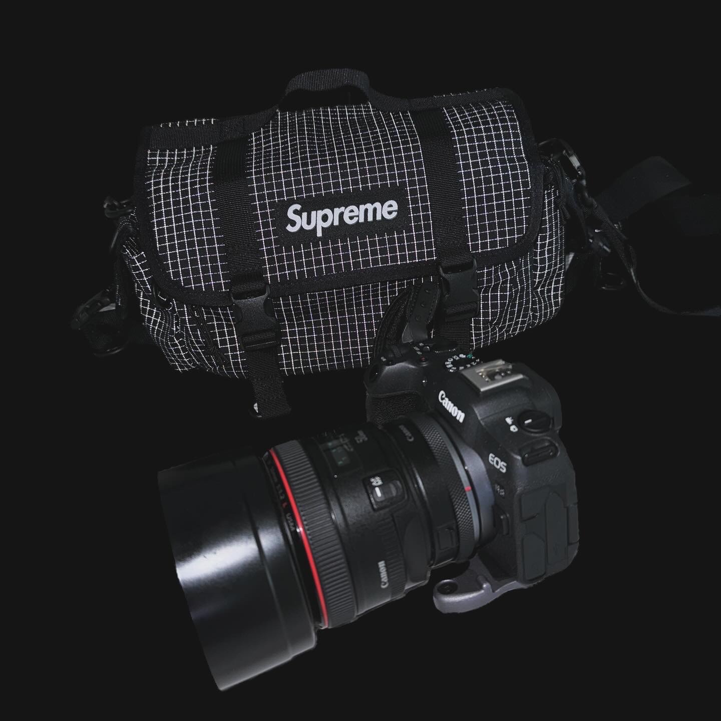 Supreme Mini Duffle Bag Black - 24SS 착용 스타일