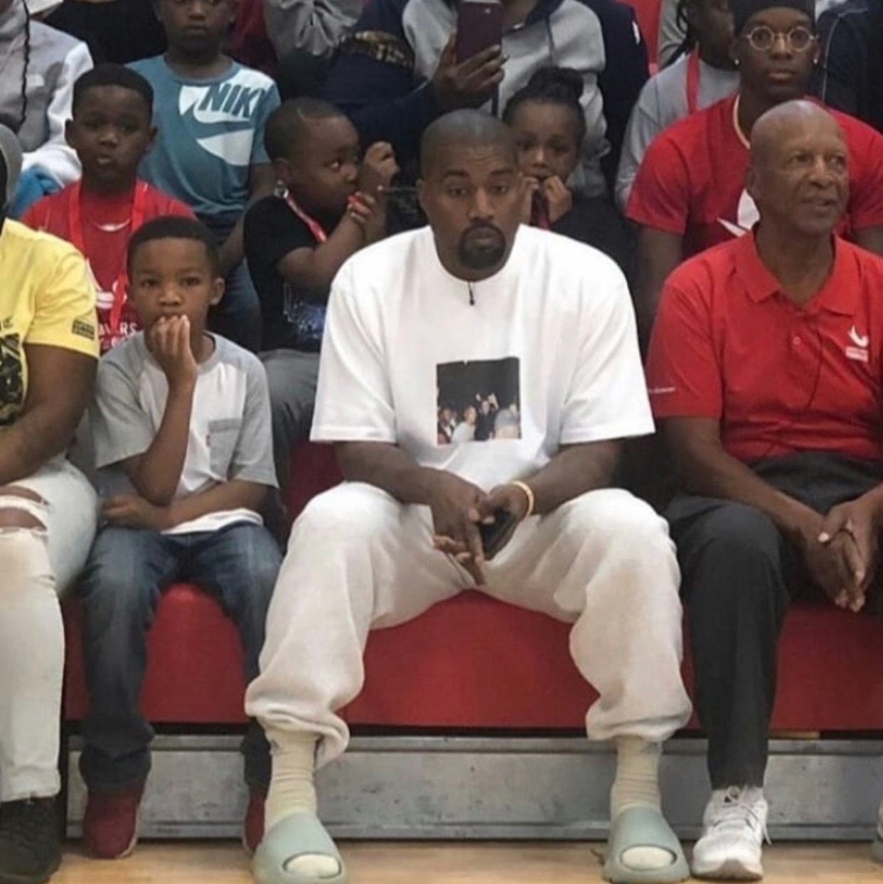 Adidas Yeezy Slide Salt 착용 스타일 - 1