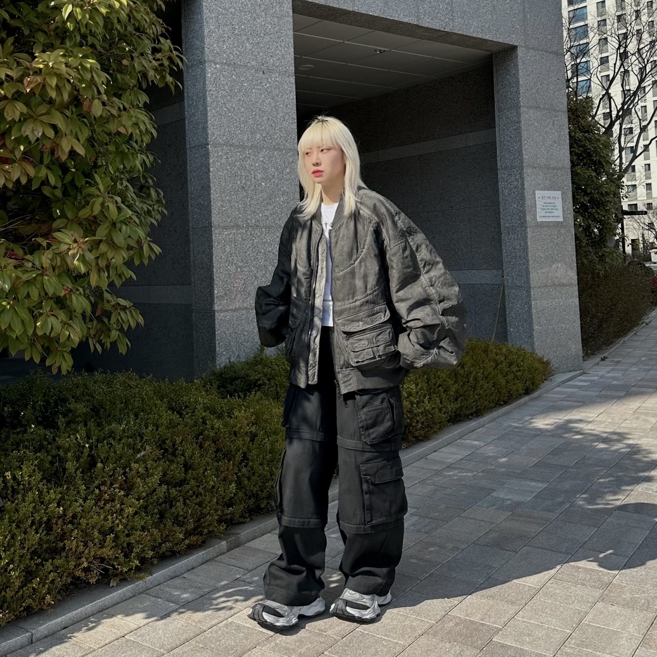 (W) Balenciaga Cargo Sneakers White Grey 착용 스타일 - 1