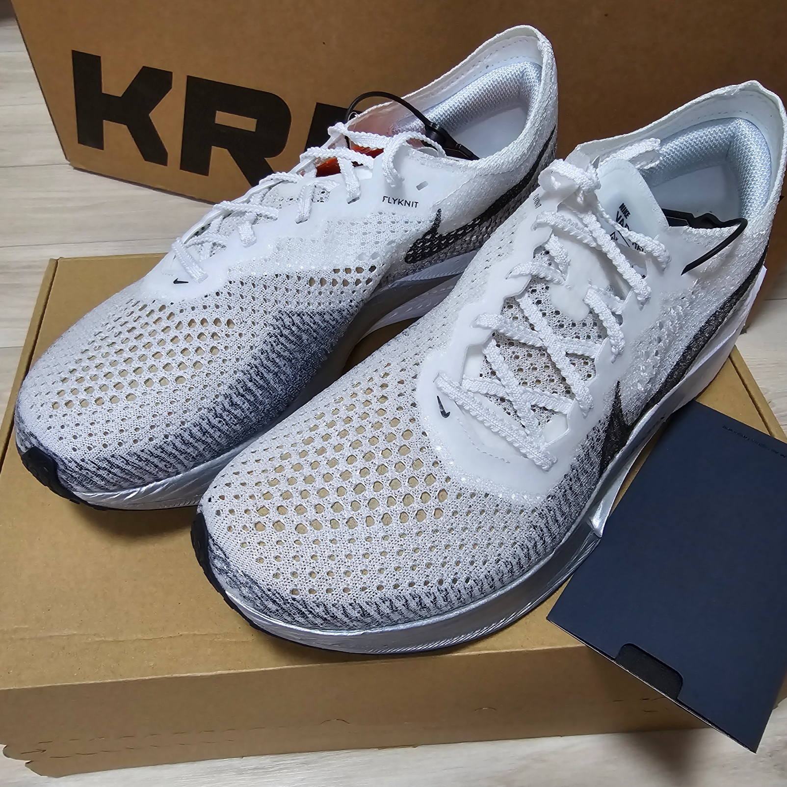 Nike ZoomX Vaporfly Next% 3 White Grey 착용 스타일 - 2