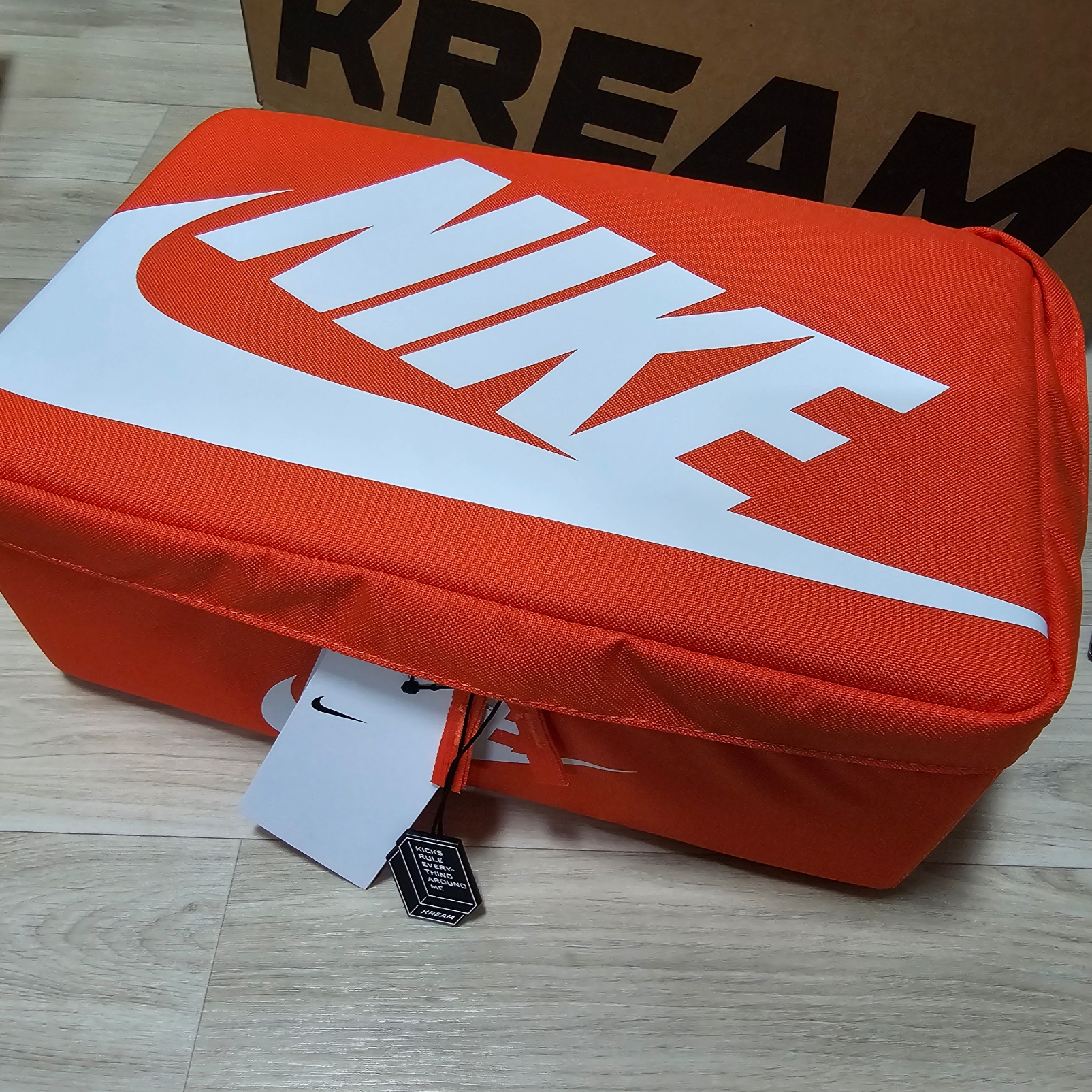 Nike Shoebox Bag 12L Orange White 착용 스타일 - 2
