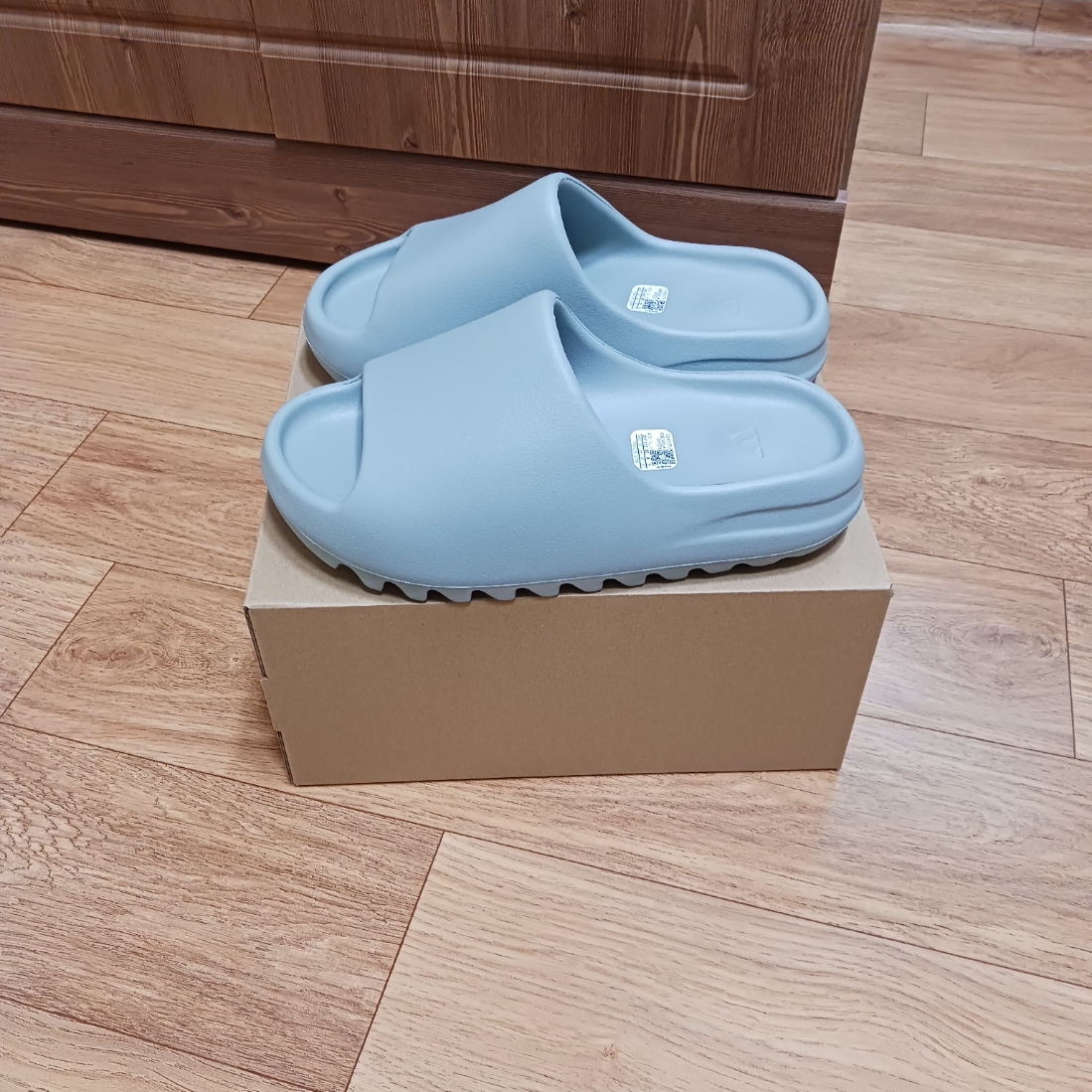 Adidas Yeezy Slide Salt 착용 스타일 - 1